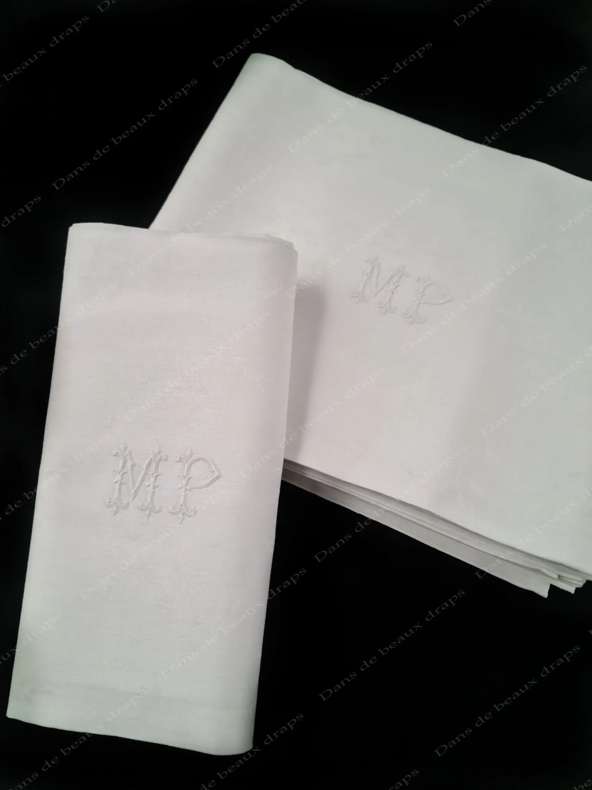 Suite de 10 belles serviettes de table en damassé de lin monogramme MP. – Image 2