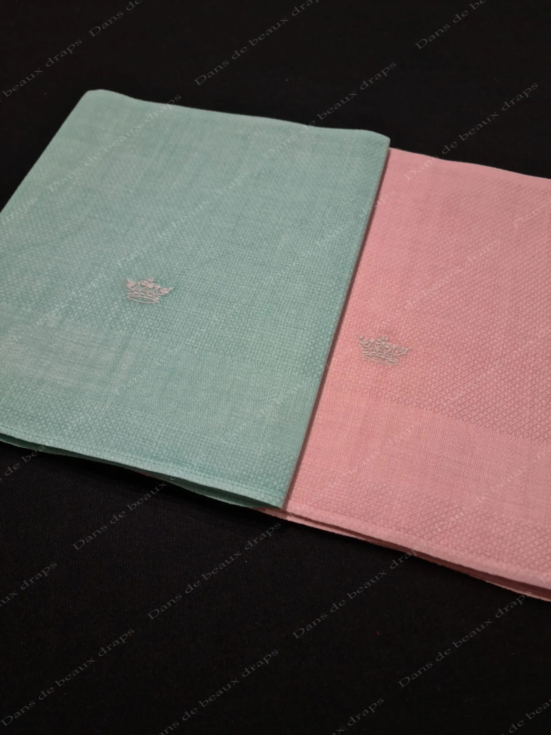 Belle serviette de visage en lin de couleur vert pâle couronne de marquis. – Image 5