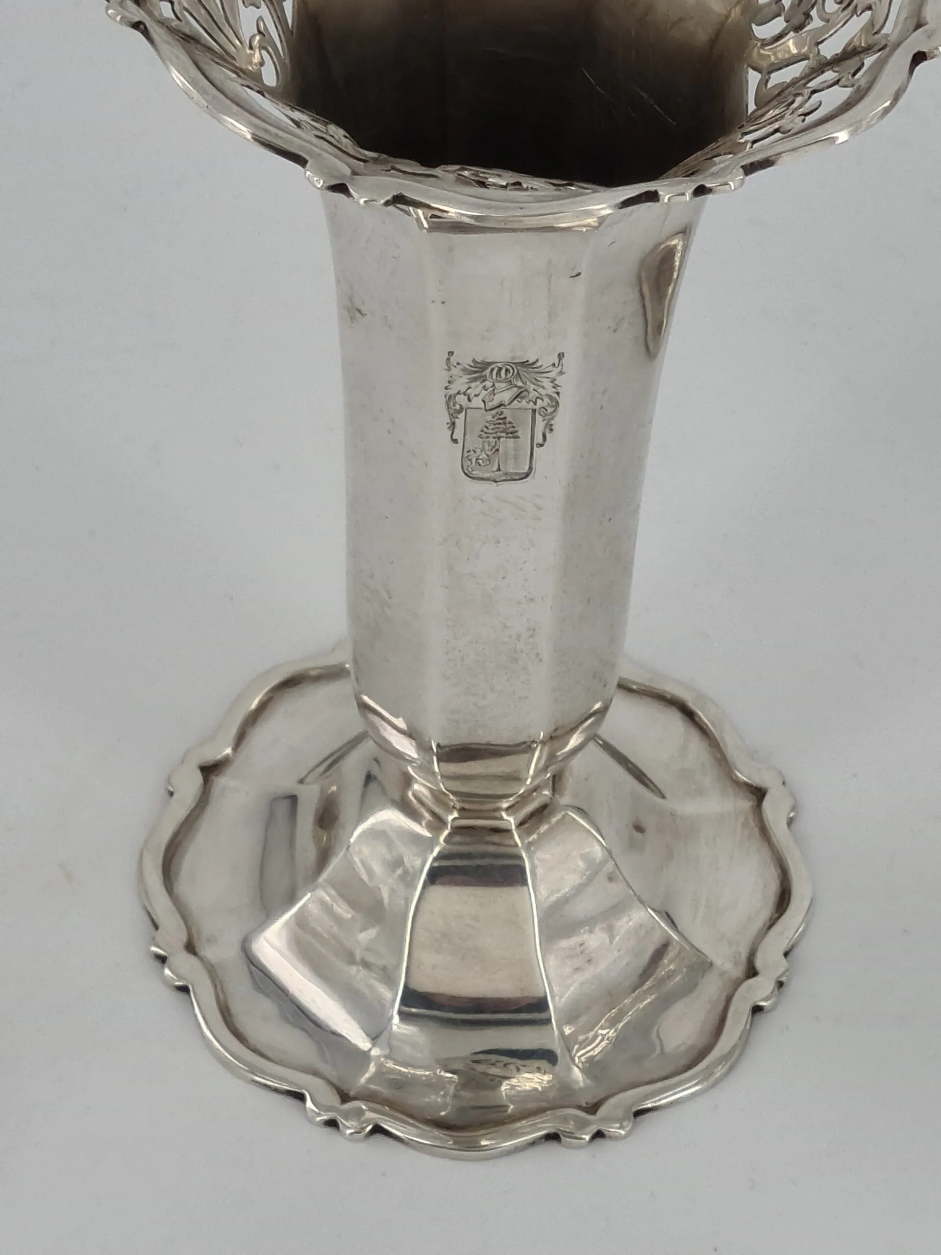 Belle paire de vases cornet en argent anglais, blason sous heaume de chevalier – Image 7