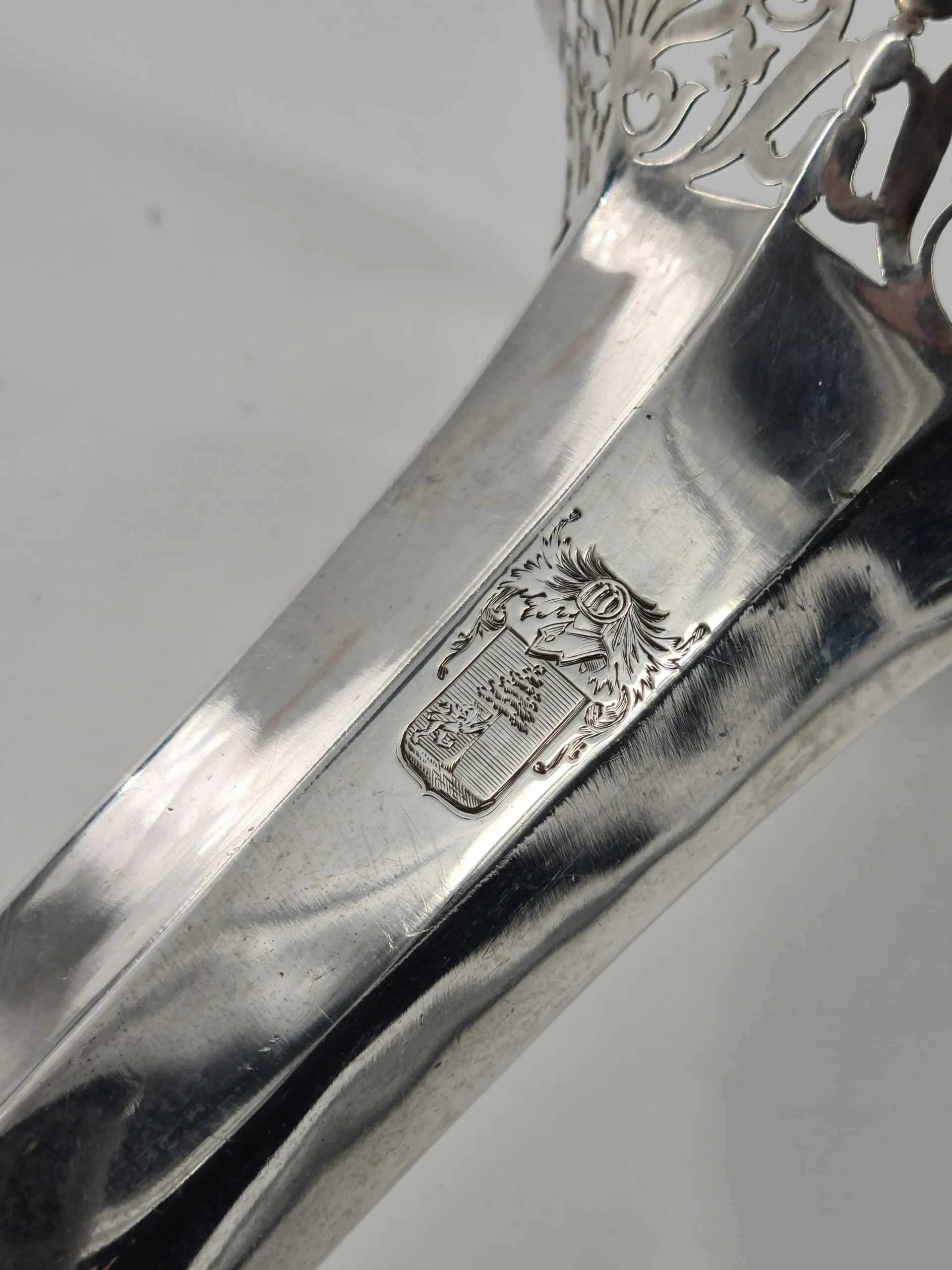 Belle paire de vases cornet en argent anglais, blason sous heaume de chevalier – Image 6