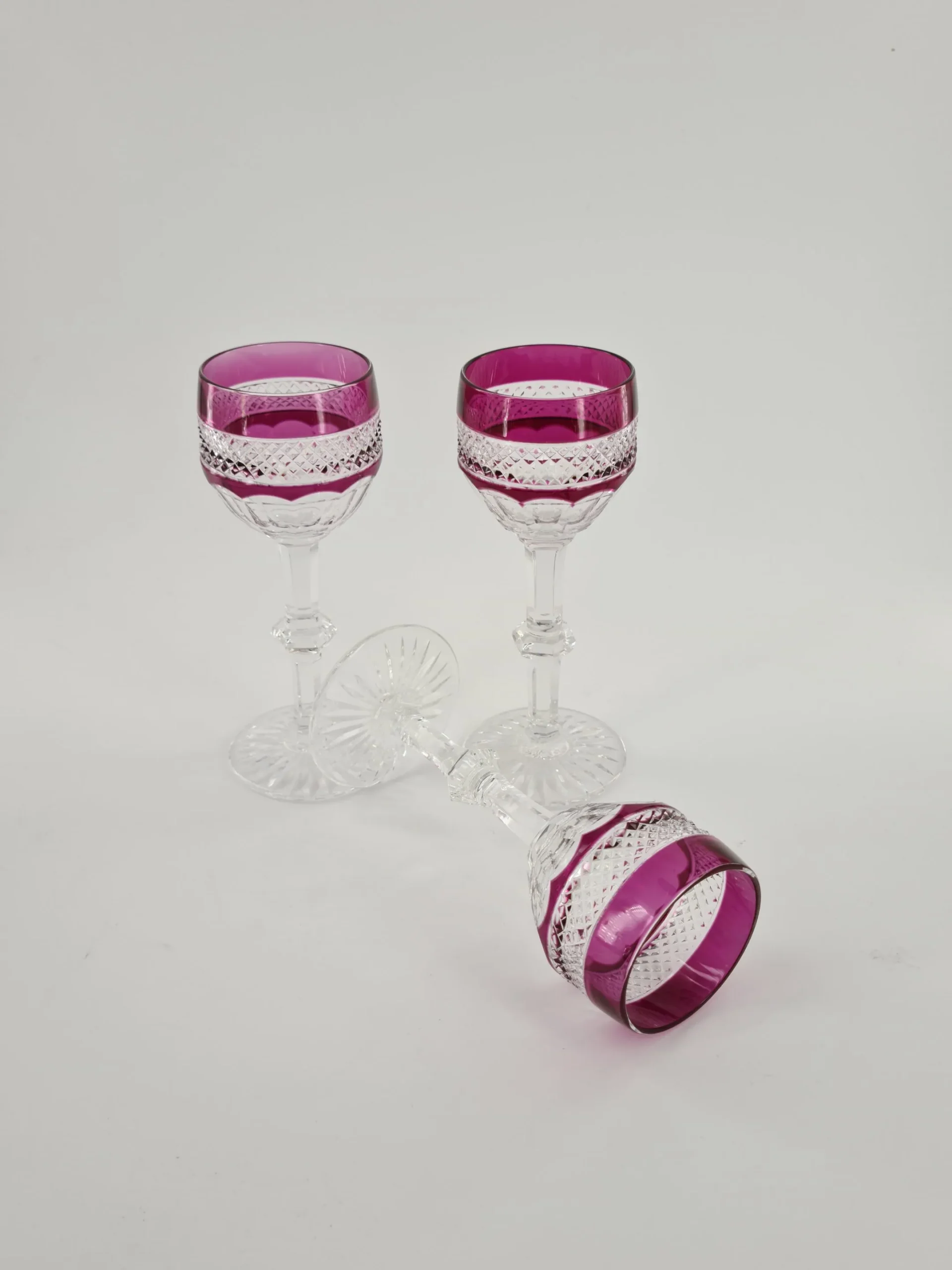 Verre à vin blanc ou roemer de couleur améthyste en cristal de Saint Louis, modèle Trianon. – Image 4