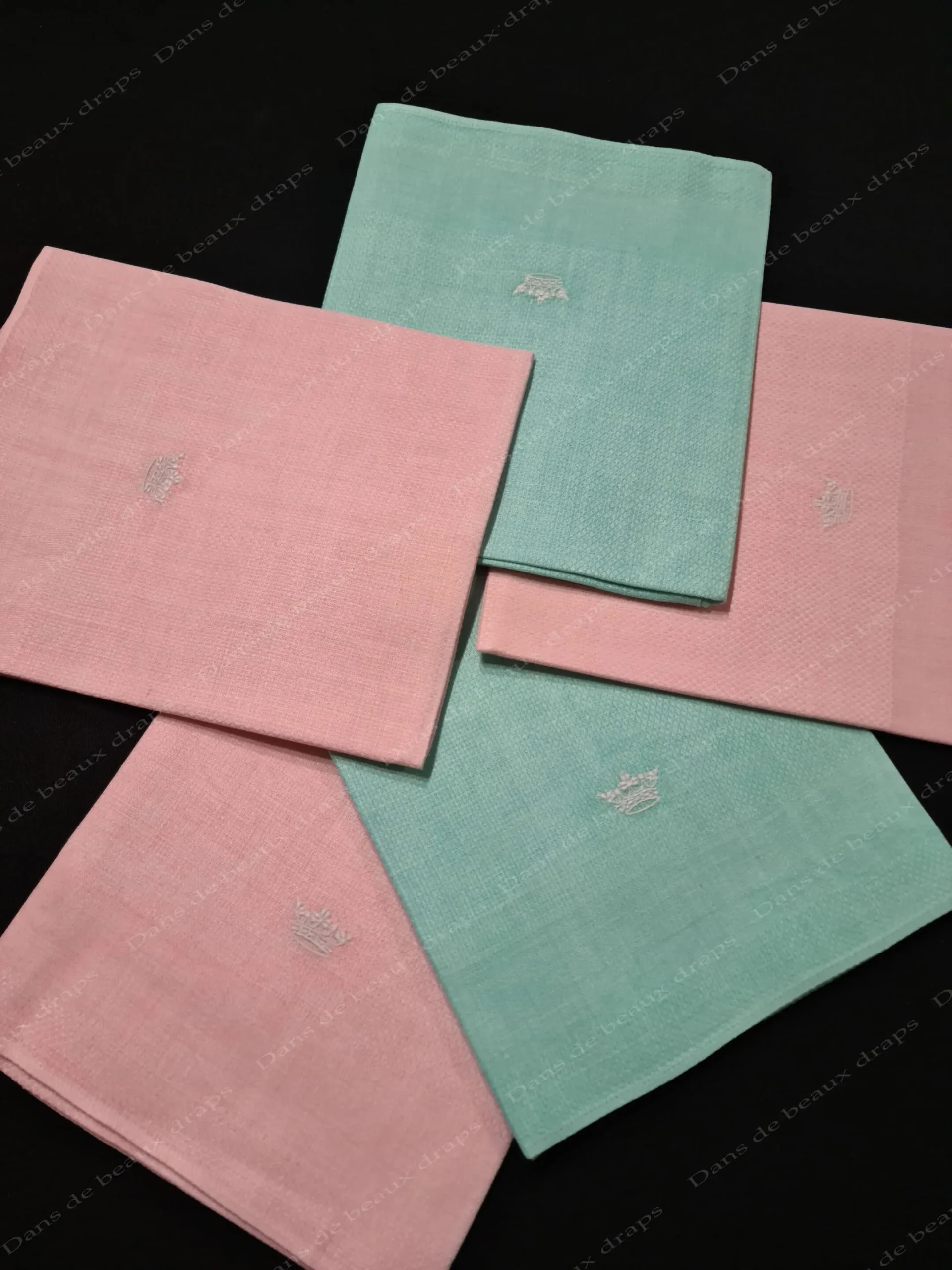 Belle serviette de visage en lin de couleur rose poudré couronne de marquis. – Image 4