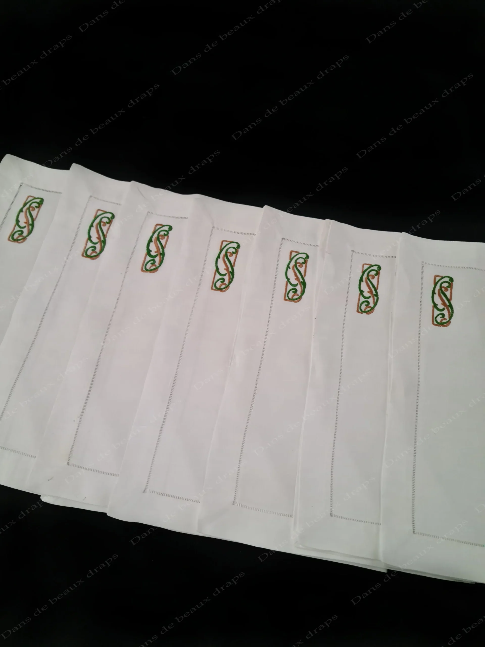 Élégant ensemble de 6 sets et 6 serviettes de table en fil de lin monogrammé. – Image 4