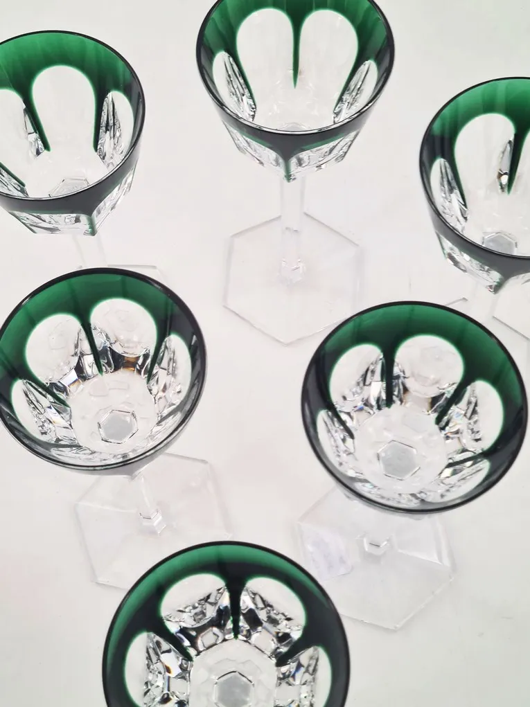 Très belle suite de 6 verres à vin blanc en cristal de Baccarat, modèle Harcourt, doublés verts – Image 3