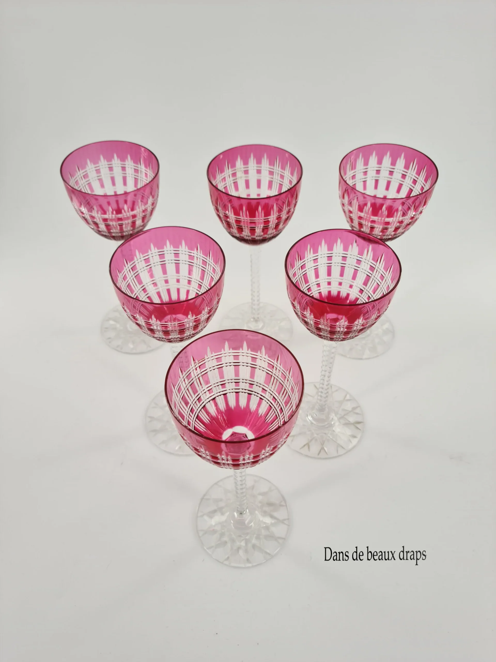 Suite de 6 verres à vin blanc ou roemer en cristal de Baccarat doublés rose. – Image 5