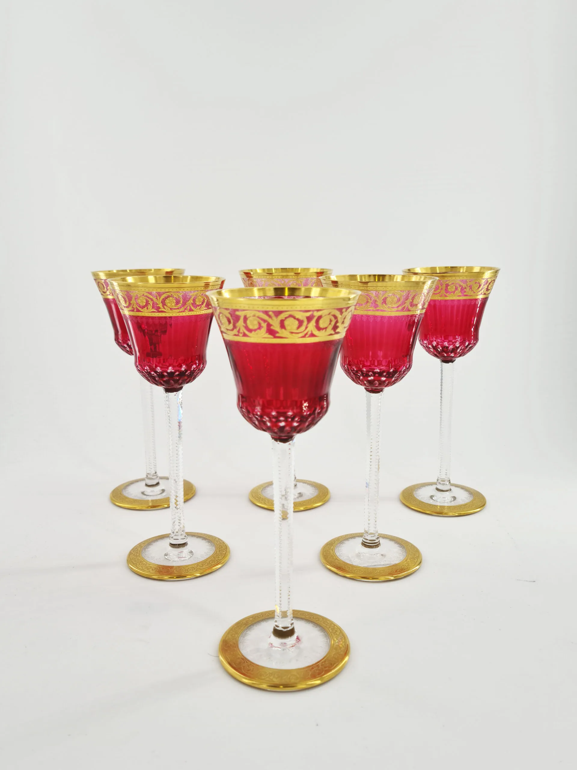 Suite de 6 verres à vin du Rhin de couleur rouge en cristal de Saint Louis , modèle Thistle Or. – Image 2