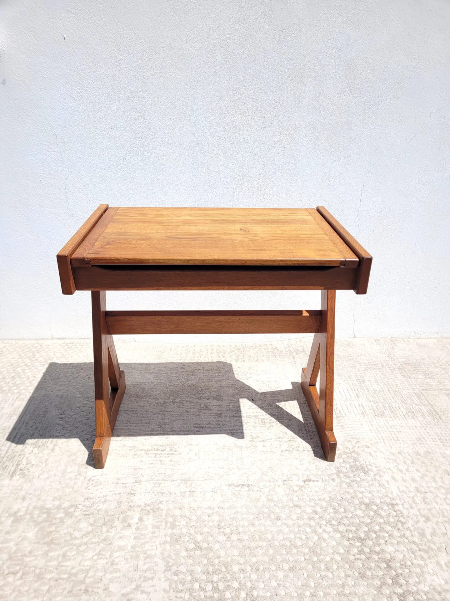 Ancien bureau d’écolier rénové en chêne massif – Image 2