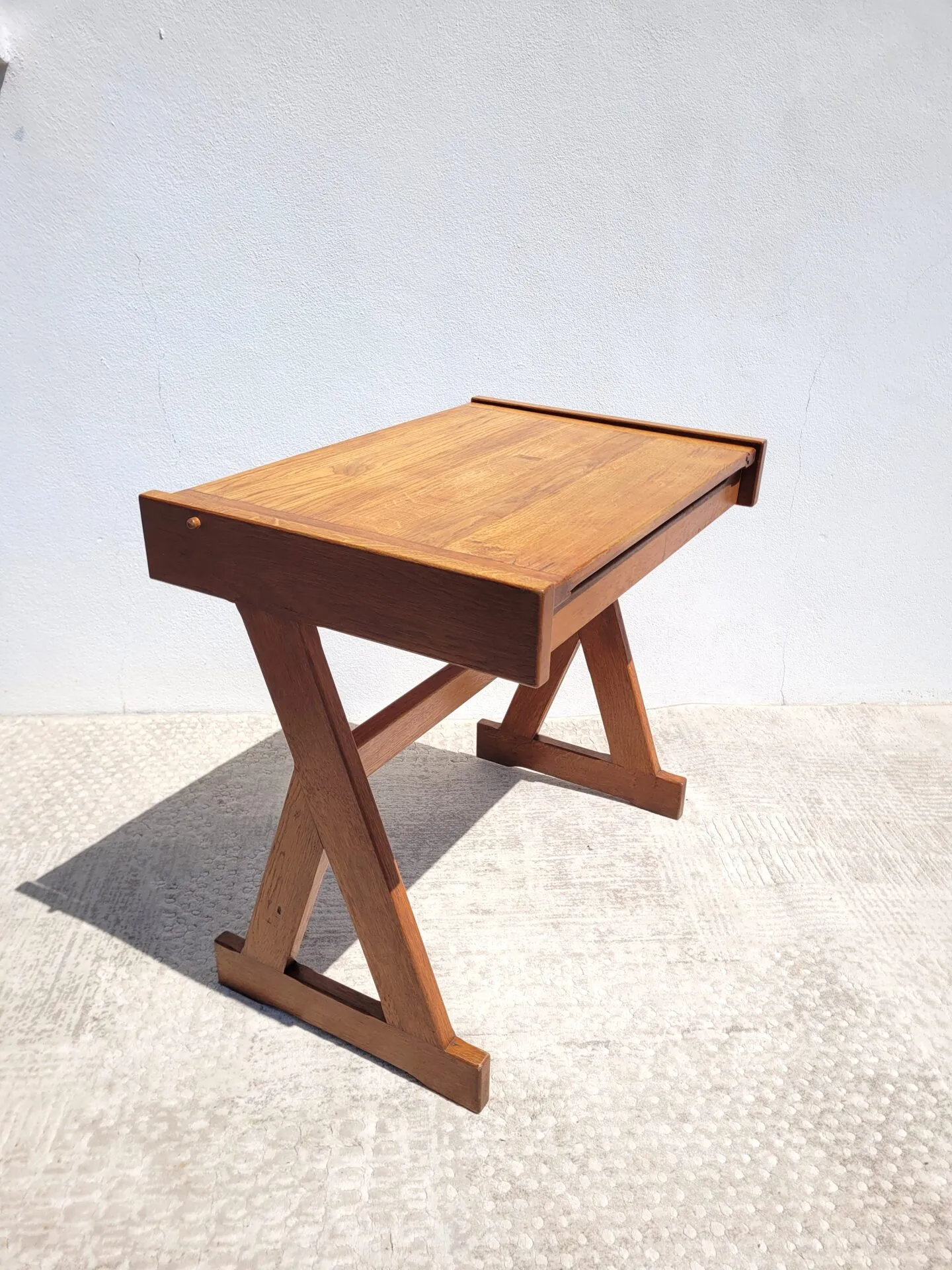 Ancien bureau d’écolier rénové en chêne massif – Image 3