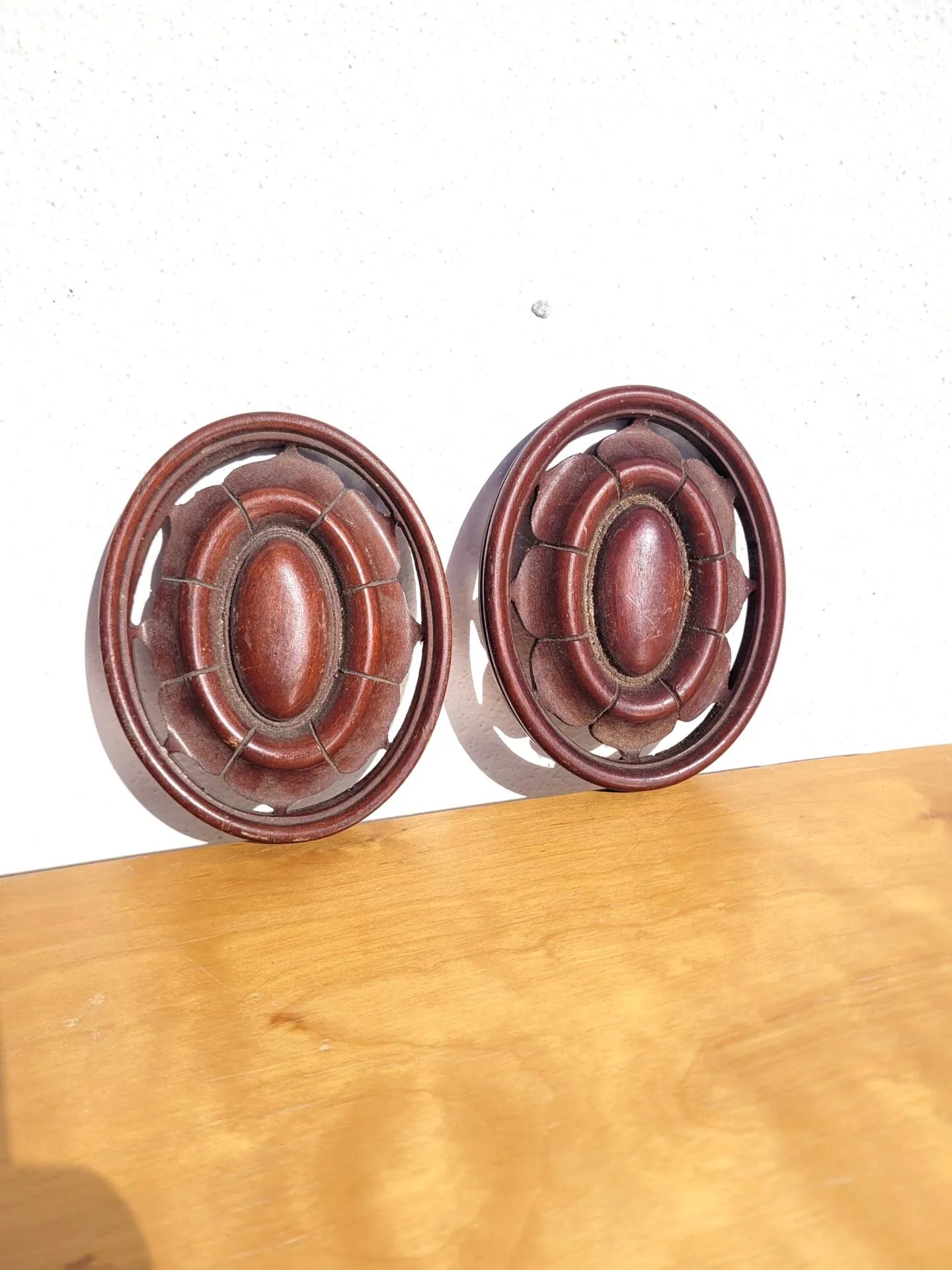 Anciennes embrasses ou broches à rideaux en bois sculpté – Image 2