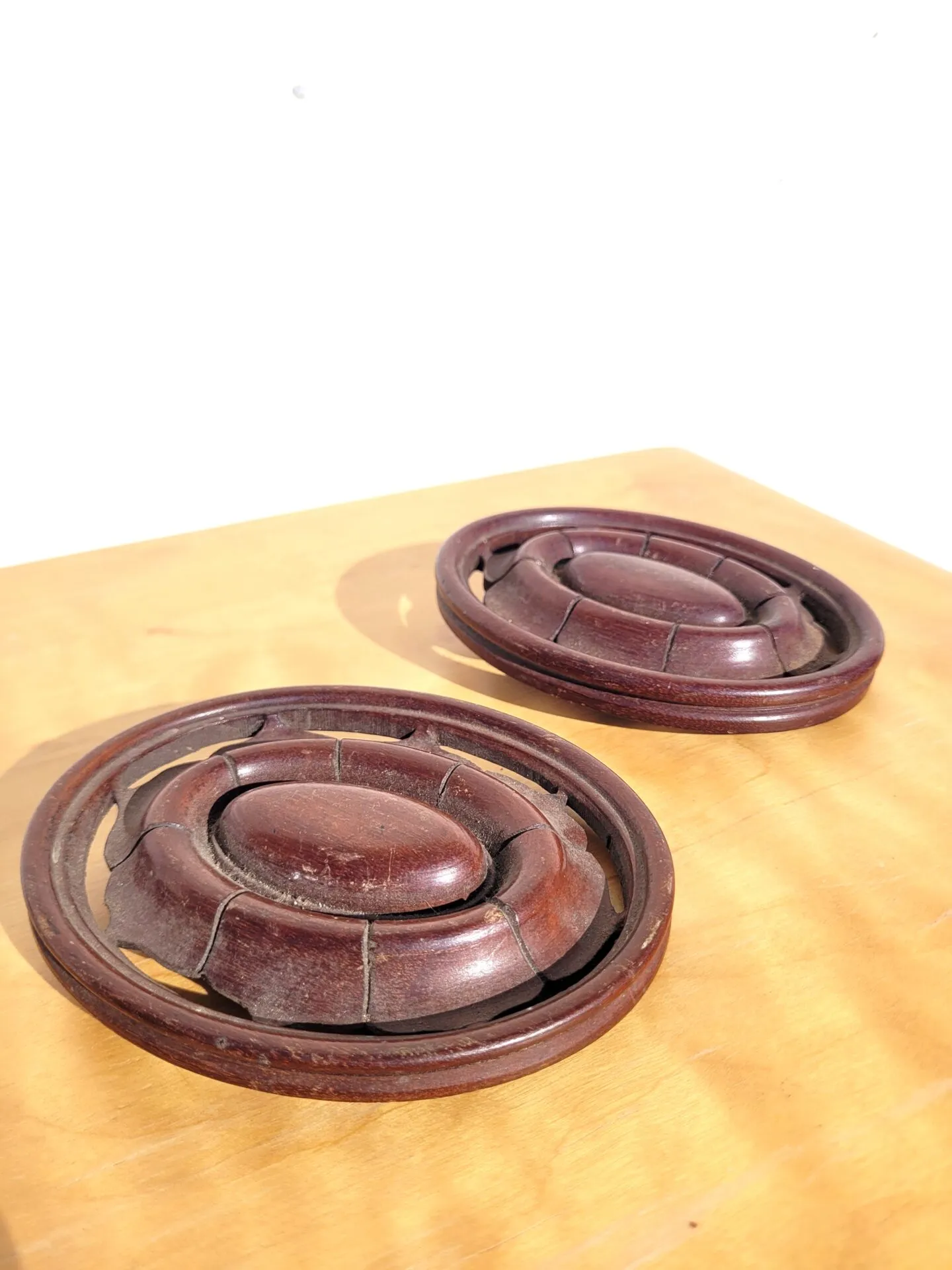 Anciennes embrasses ou broches à rideaux en bois sculpté – Image 3