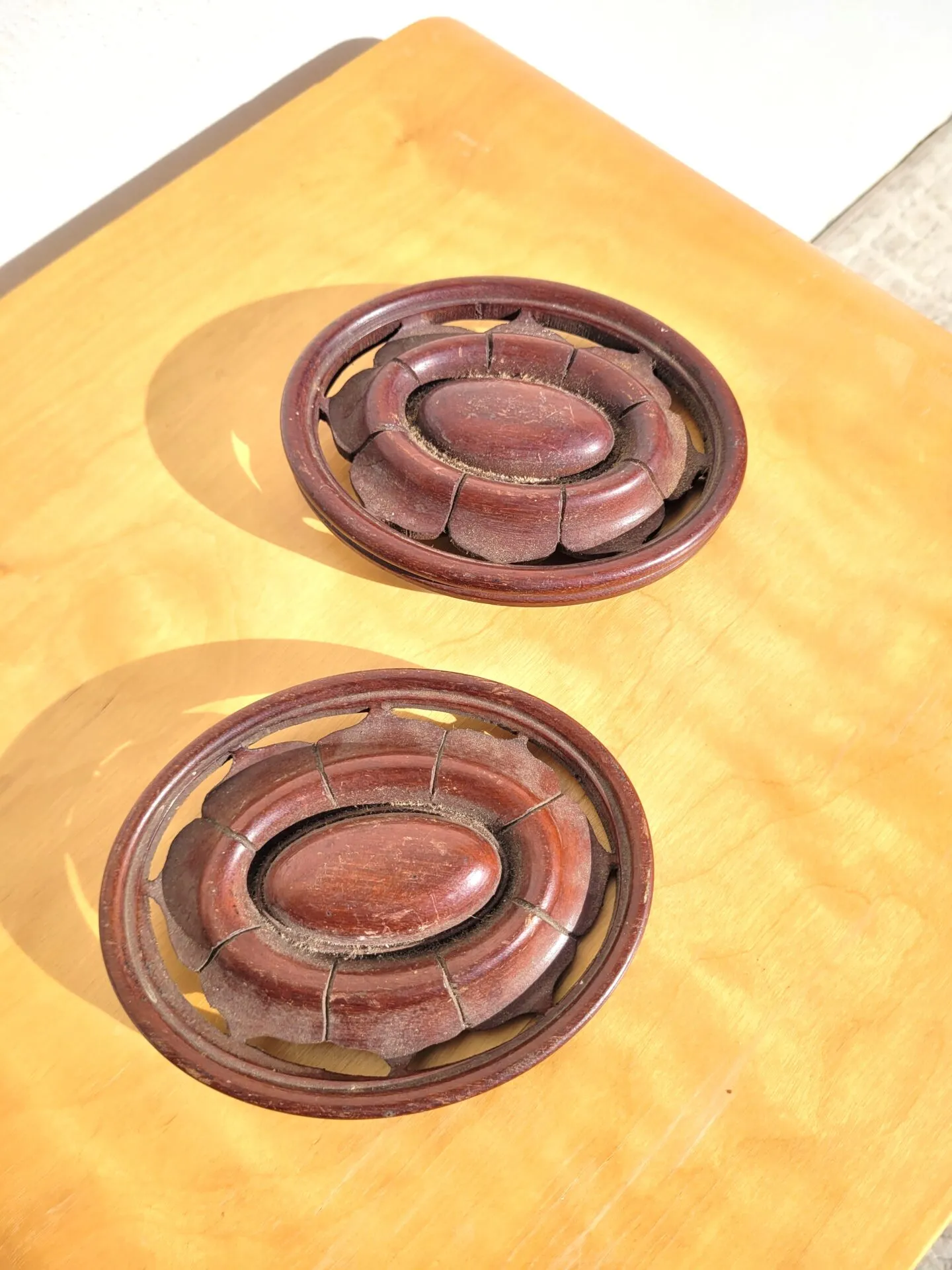 Anciennes embrasses ou broches à rideaux en bois sculpté – Image 4