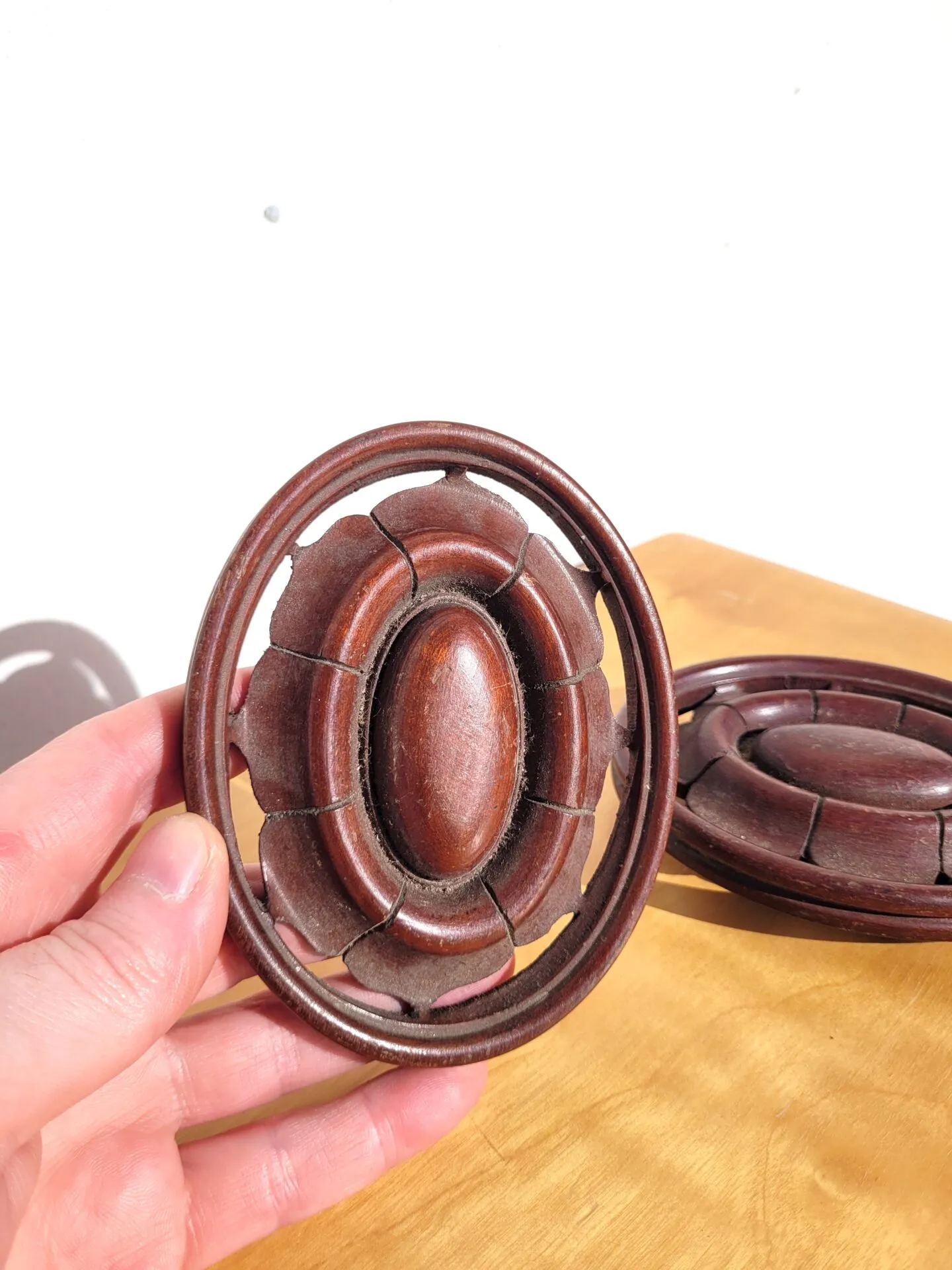 Anciennes embrasses ou broches à rideaux en bois sculpté – Image 6