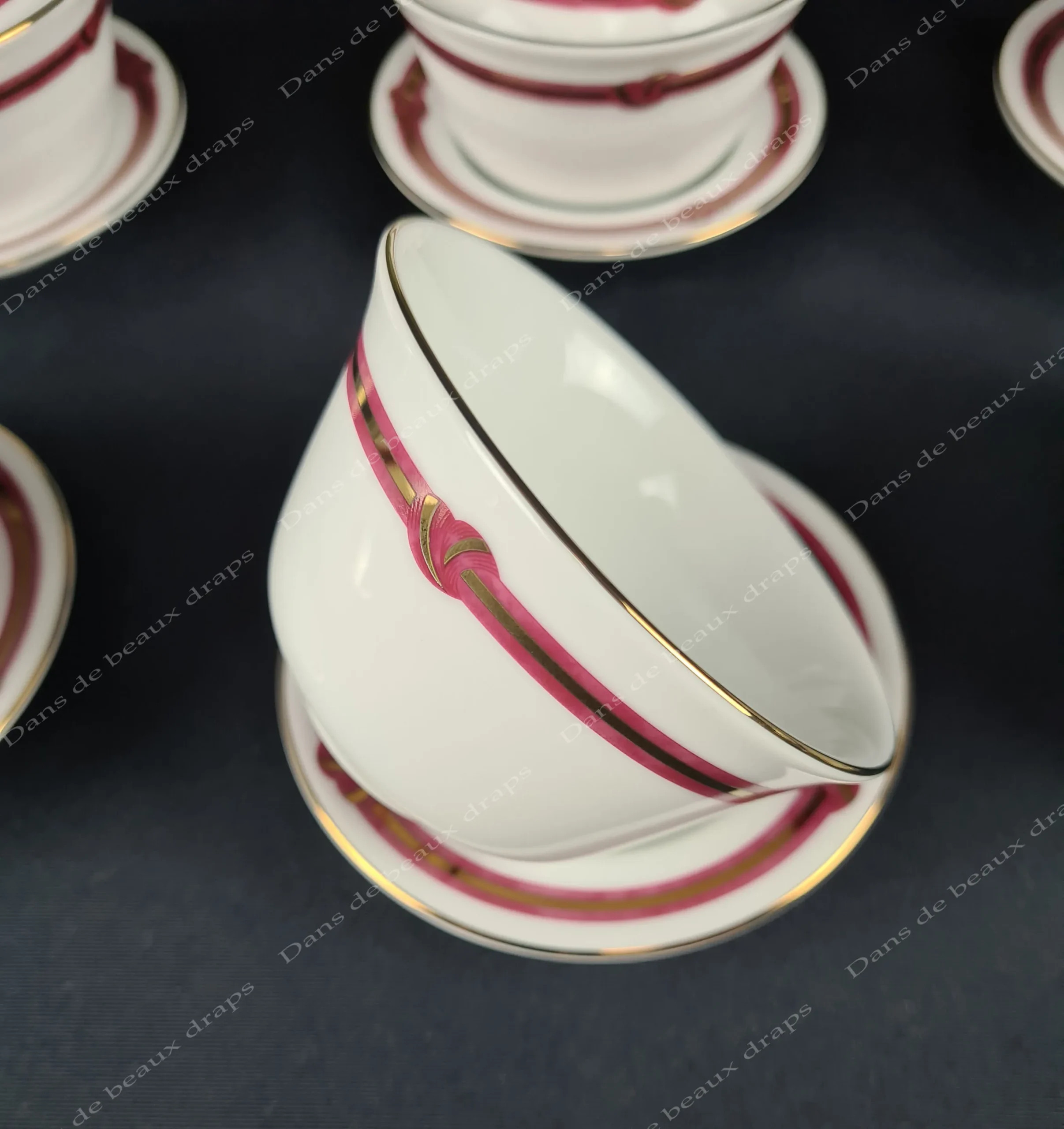 Très bel ensemble de 6 tasses à thé chinoise en porcelaine modèle Rubanéa rouge pour Christofle. – Image 4