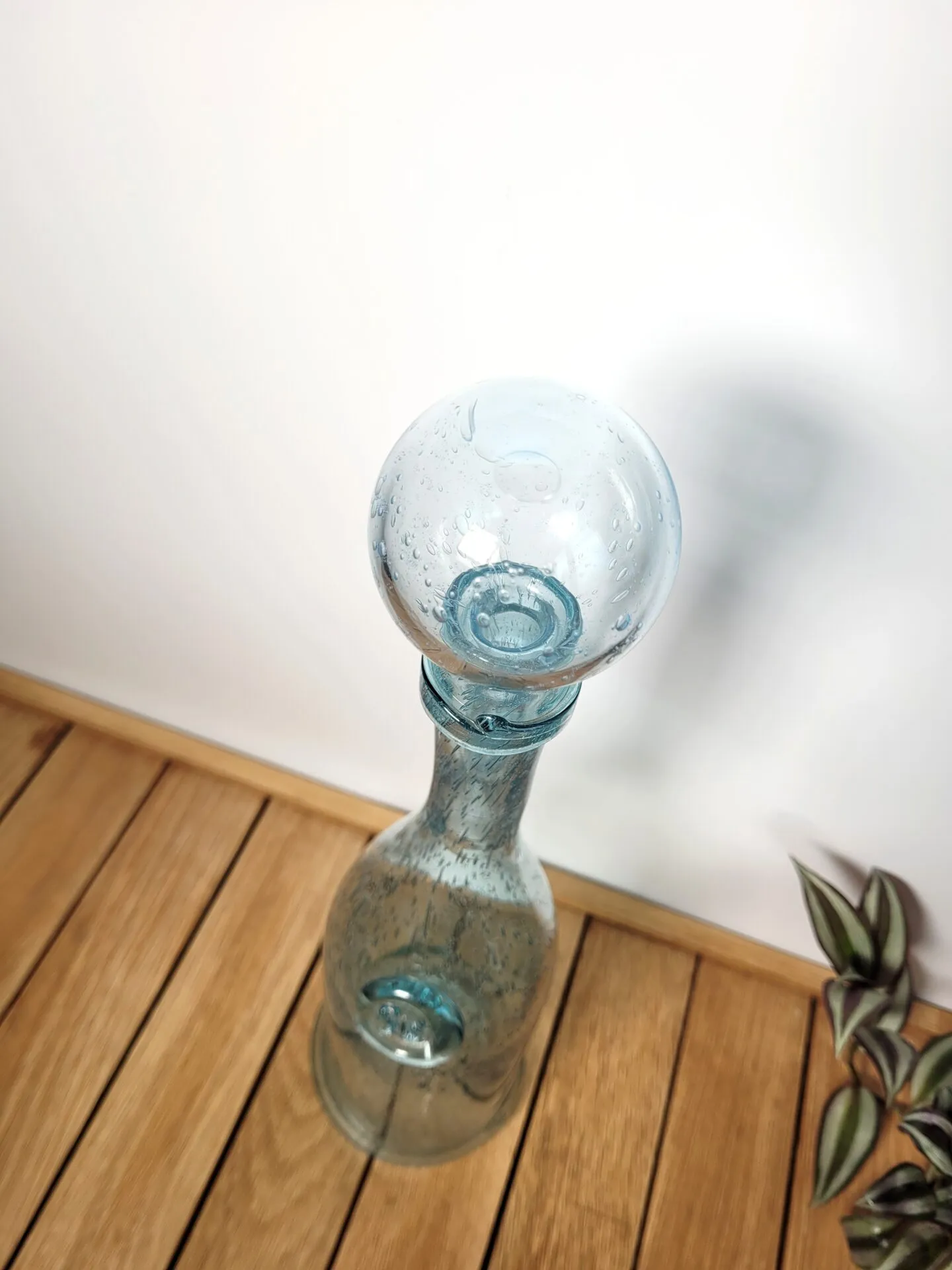 Carafe Biot en verre soufflé bleue – Image 3