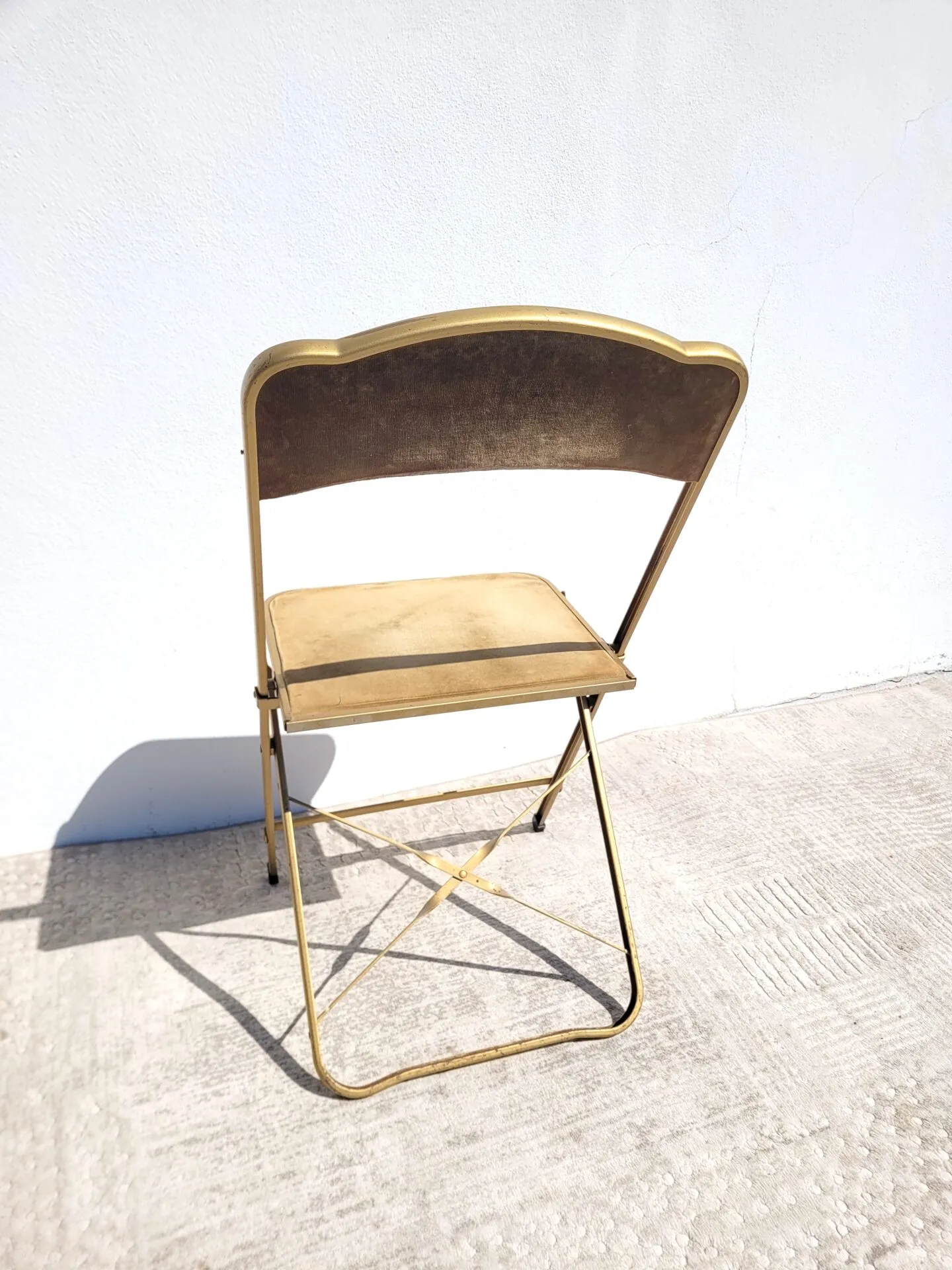 Chaise opéra pliante dorée – Image 5