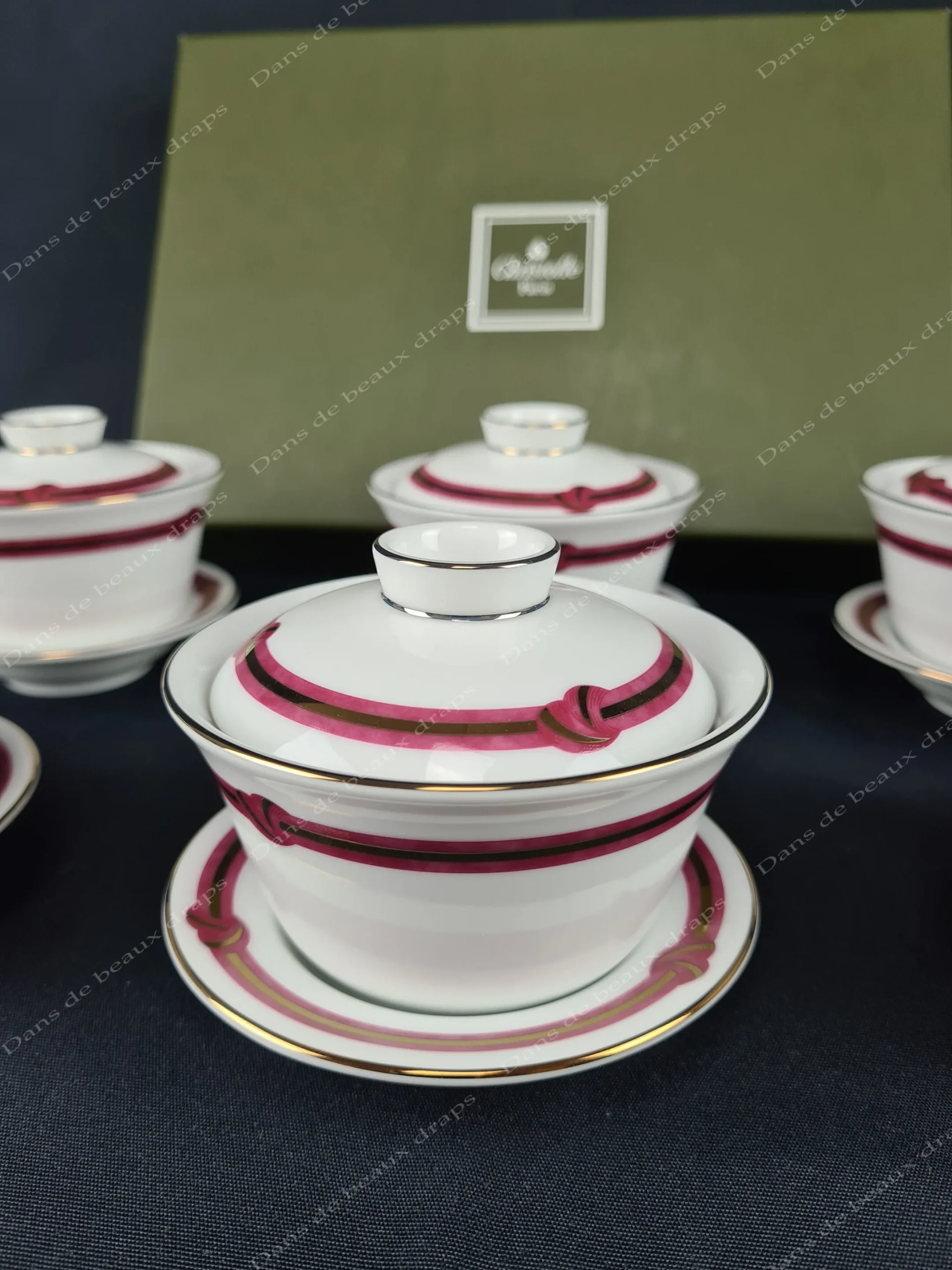 Très bel ensemble de 6 tasses à thé chinoise en porcelaine modèle Rubanéa rouge pour Christofle. – Image 2