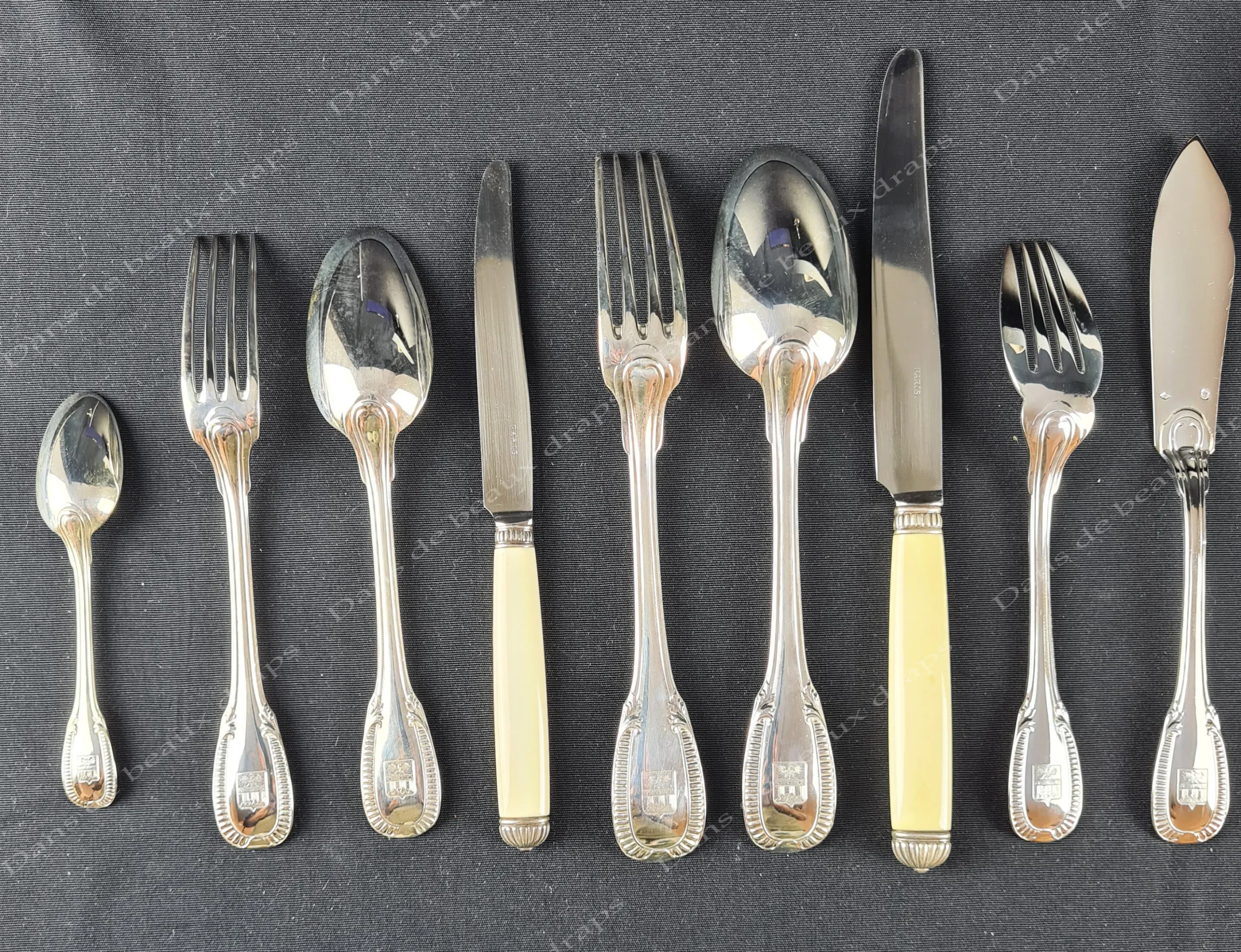 Rare ménagère en argent,poinçon Minerve,orfèvre Laparra,blason.145 pièces. – Image 2