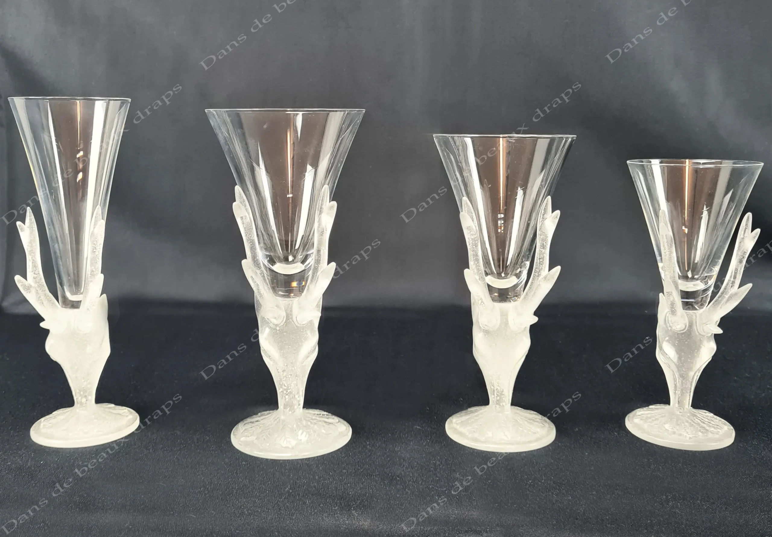 Très rare ensemble de verres en cristal de Daum, modèle Cerfs, design Jean Marais (1913/1998) 34 pièces. – Image 2