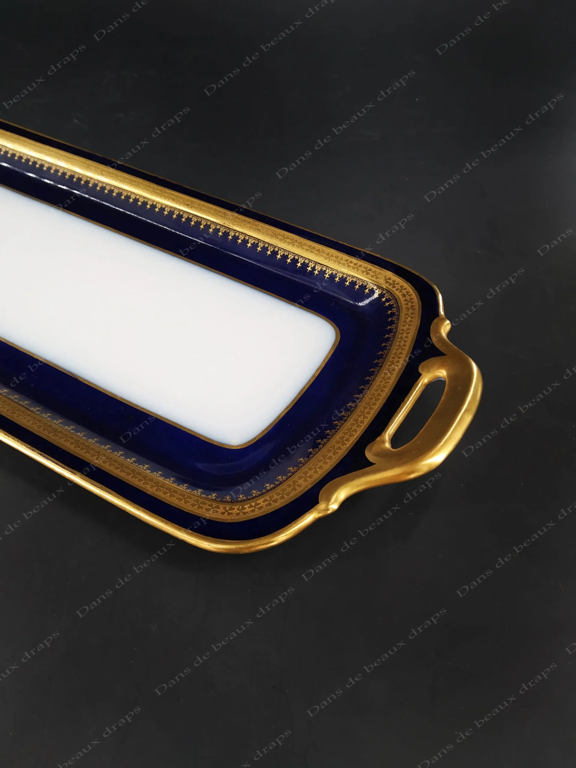 Plat à cake en porcelaine de Limoges,bleu de four et or. – Image 2