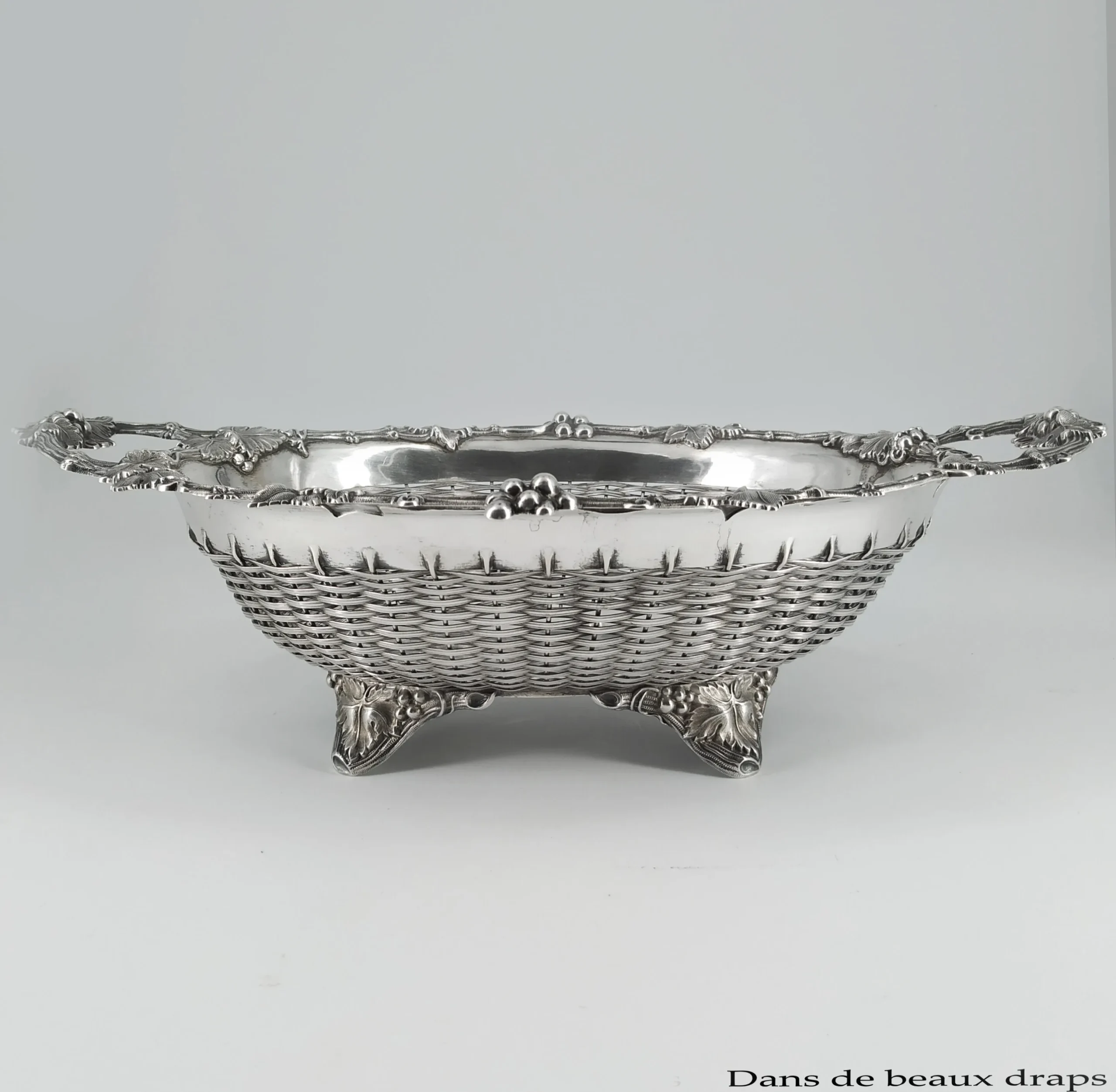 Rare paire de panières en argent , à décor de grappes de raisin et pampres de vigne, milieu du XIX ème – Image 2