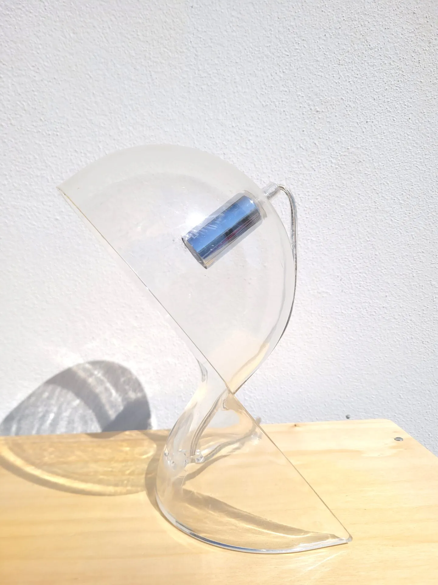 Lampe à poser design en plexiglas Dupen – Image 3