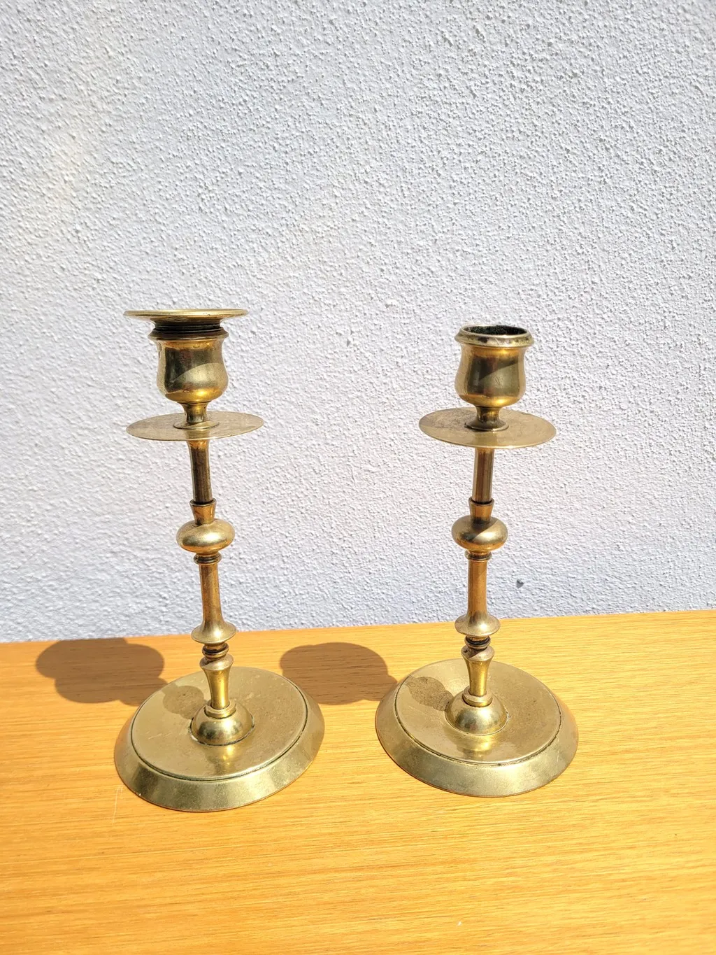 Paire d’anciens bougeoirs dorés – Image 2