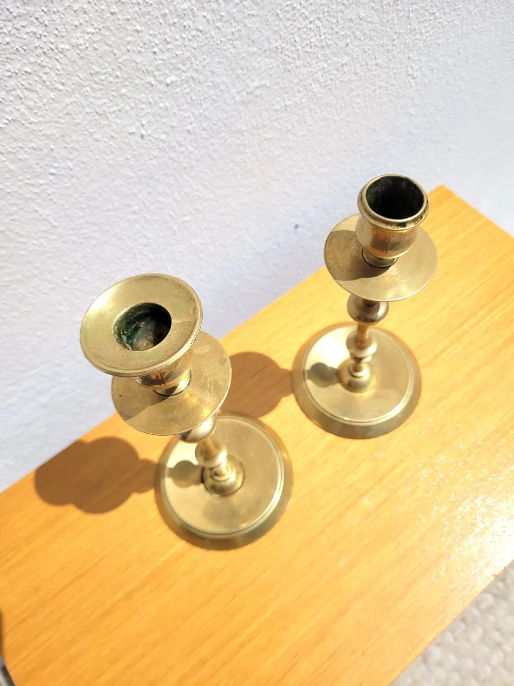 Paire d’anciens bougeoirs dorés – Image 3