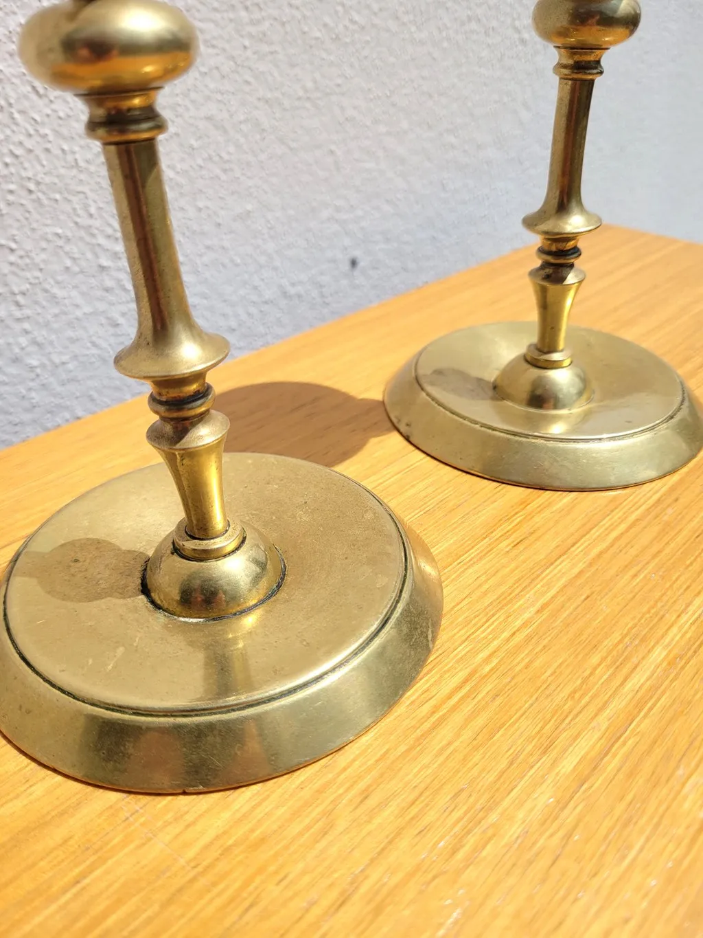 Paire d’anciens bougeoirs dorés – Image 4