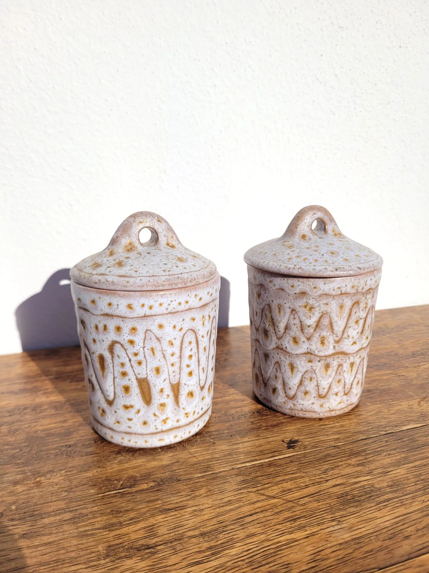 Paire de pots à couvercle par Jean Austruy à Vallauris – Image 2