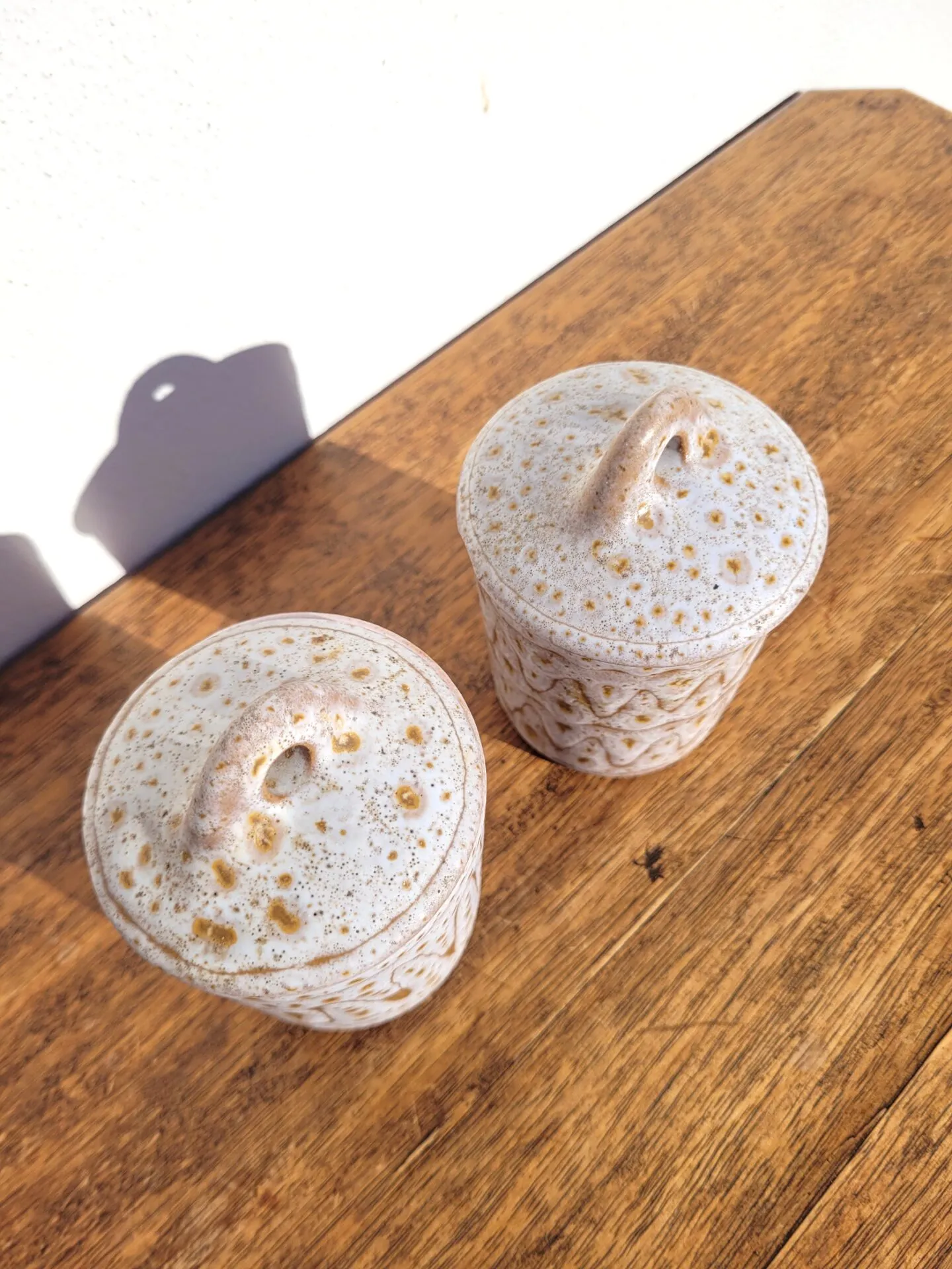 Paire de pots à couvercle par Jean Austruy à Vallauris – Image 3