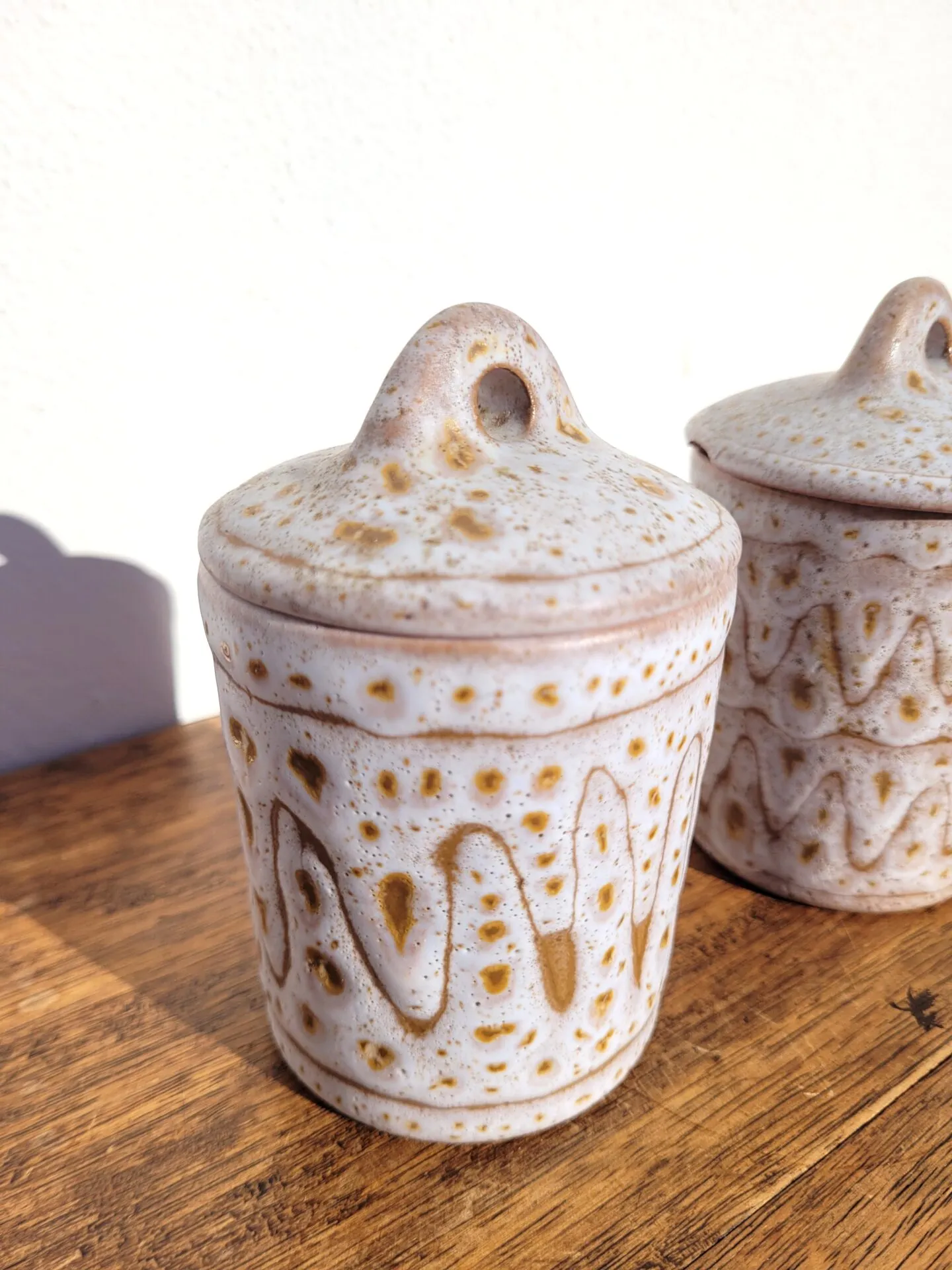 Paire de pots à couvercle par Jean Austruy à Vallauris – Image 4