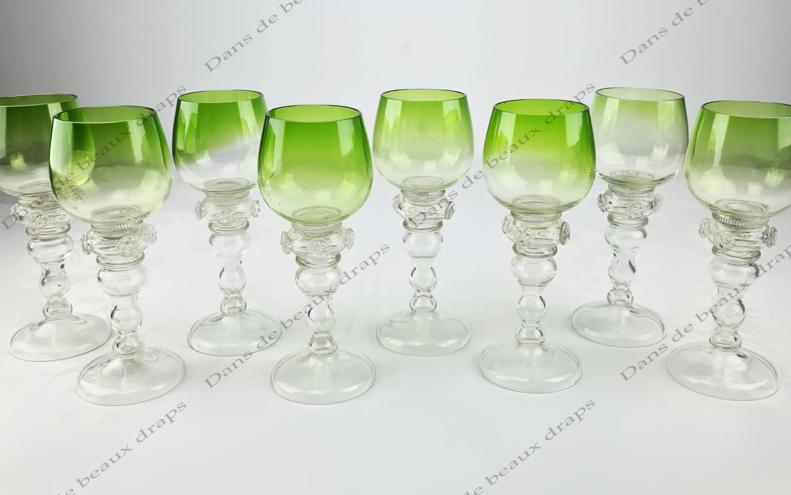 Suite de 8 verres à vin blanc en cristal de Bohème de couleur vert anis, fin XIXème.