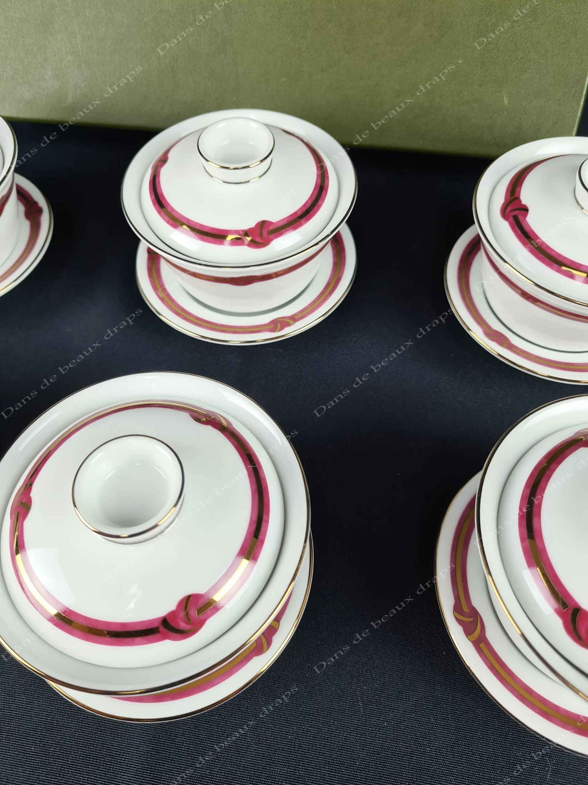Très bel ensemble de 6 tasses à thé chinoise en porcelaine modèle Rubanéa rouge pour Christofle. – Image 3