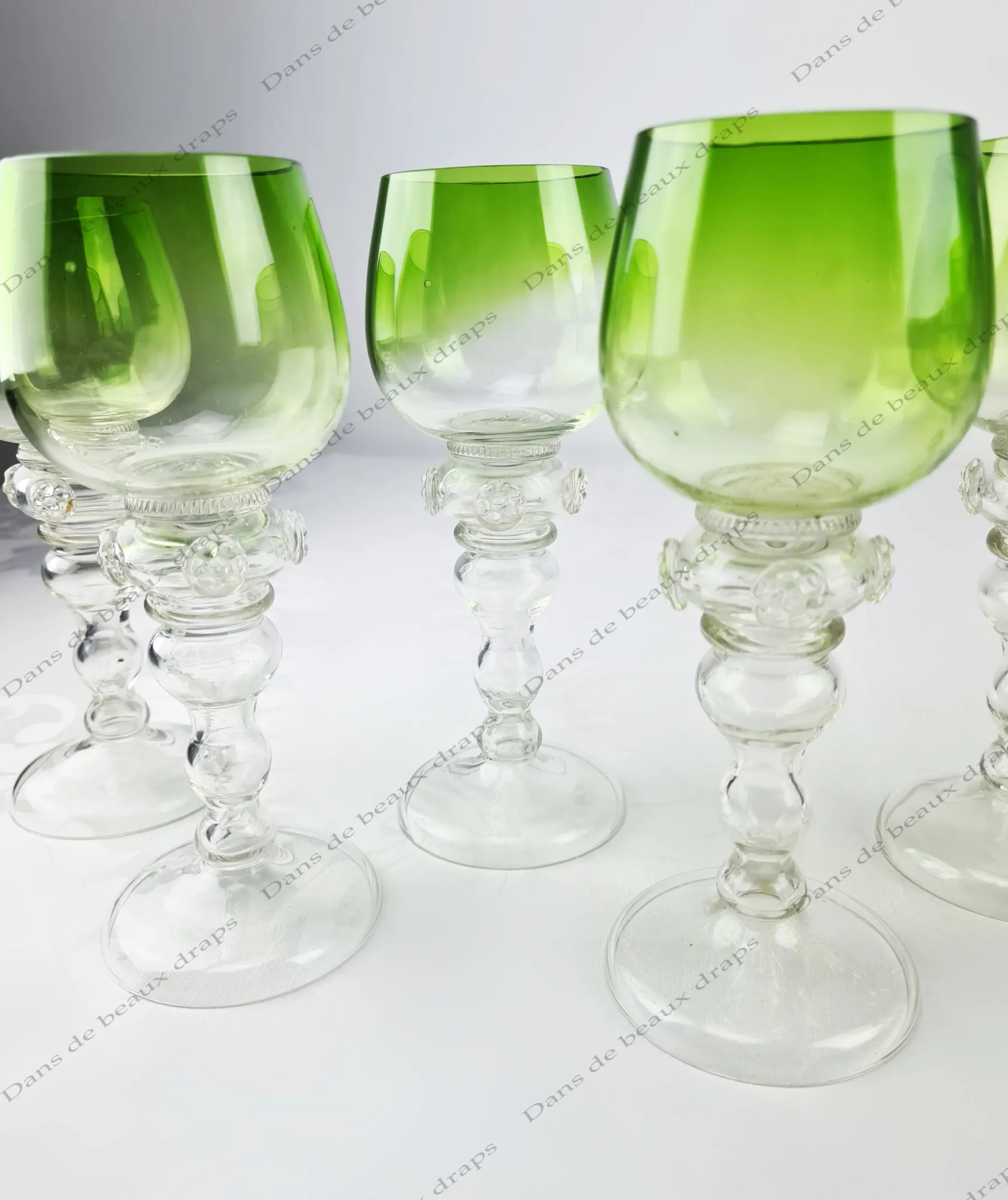 Suite de 8 verres à vin blanc en cristal de Bohème de couleur vert anis, fin XIXème. – Image 2