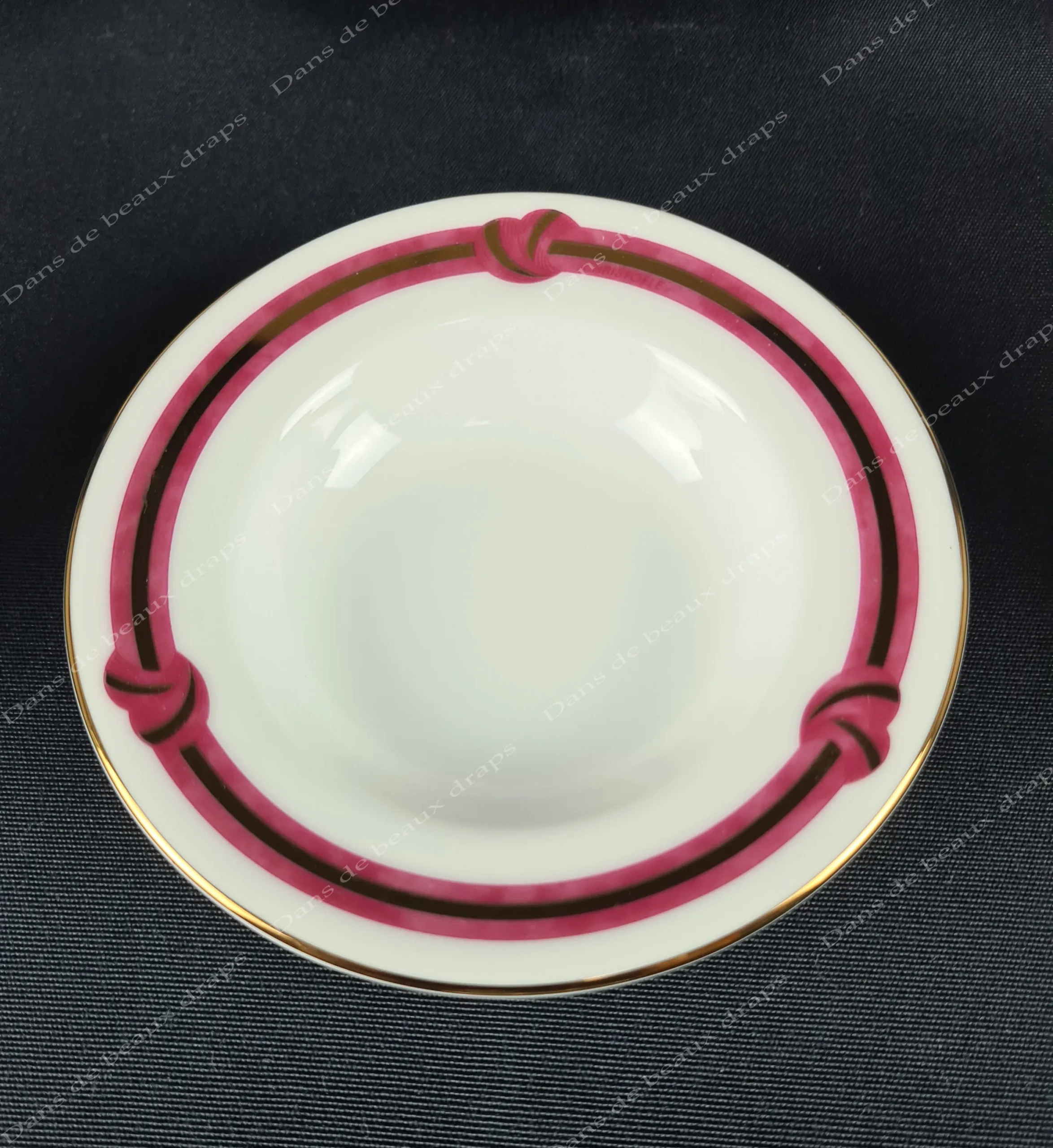 Très bel ensemble de 6 tasses à thé chinoise en porcelaine modèle Rubanéa rouge pour Christofle. – Image 5