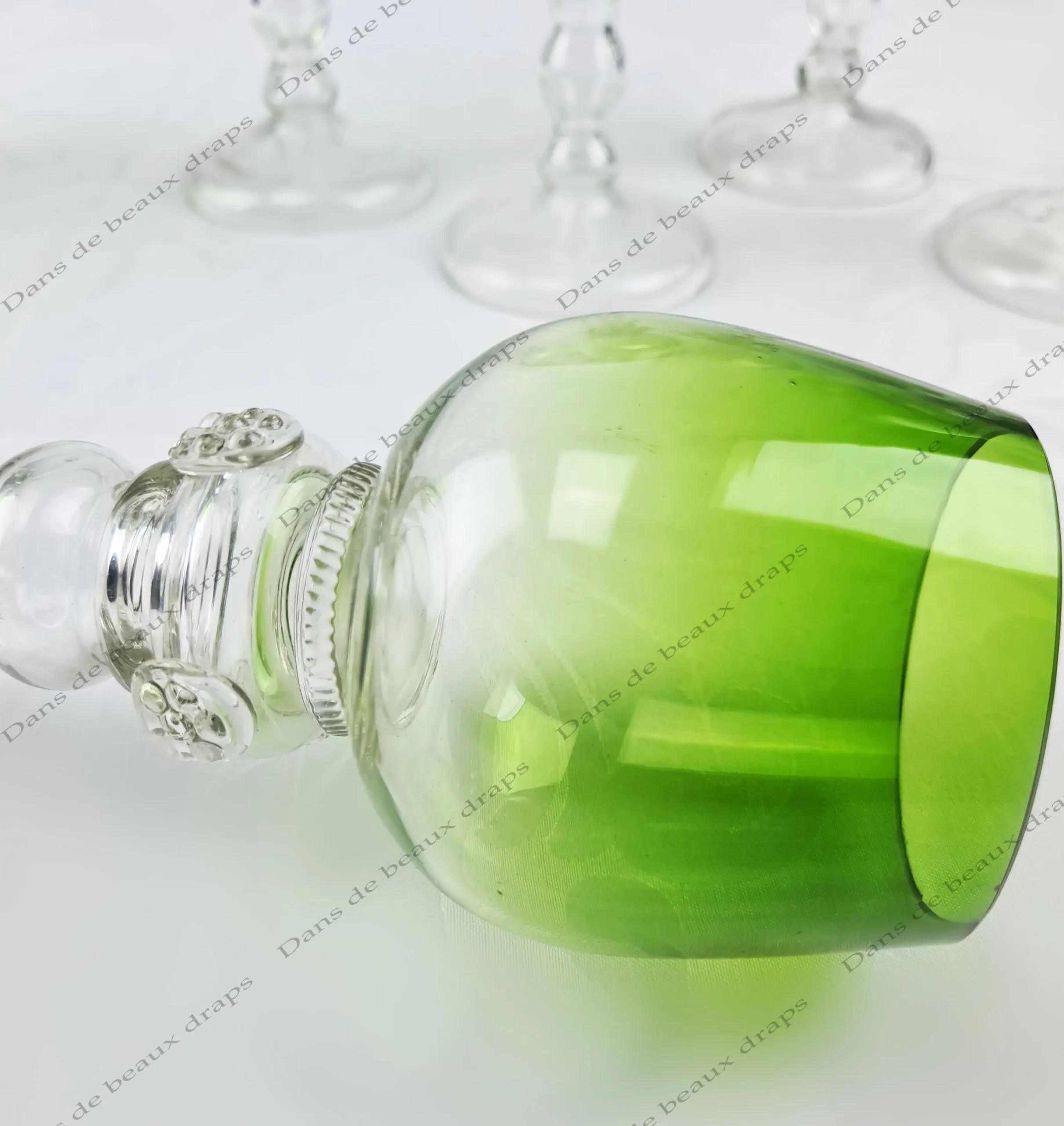 Suite de 8 verres à vin blanc en cristal de Bohème de couleur vert anis, fin XIXème. – Image 3