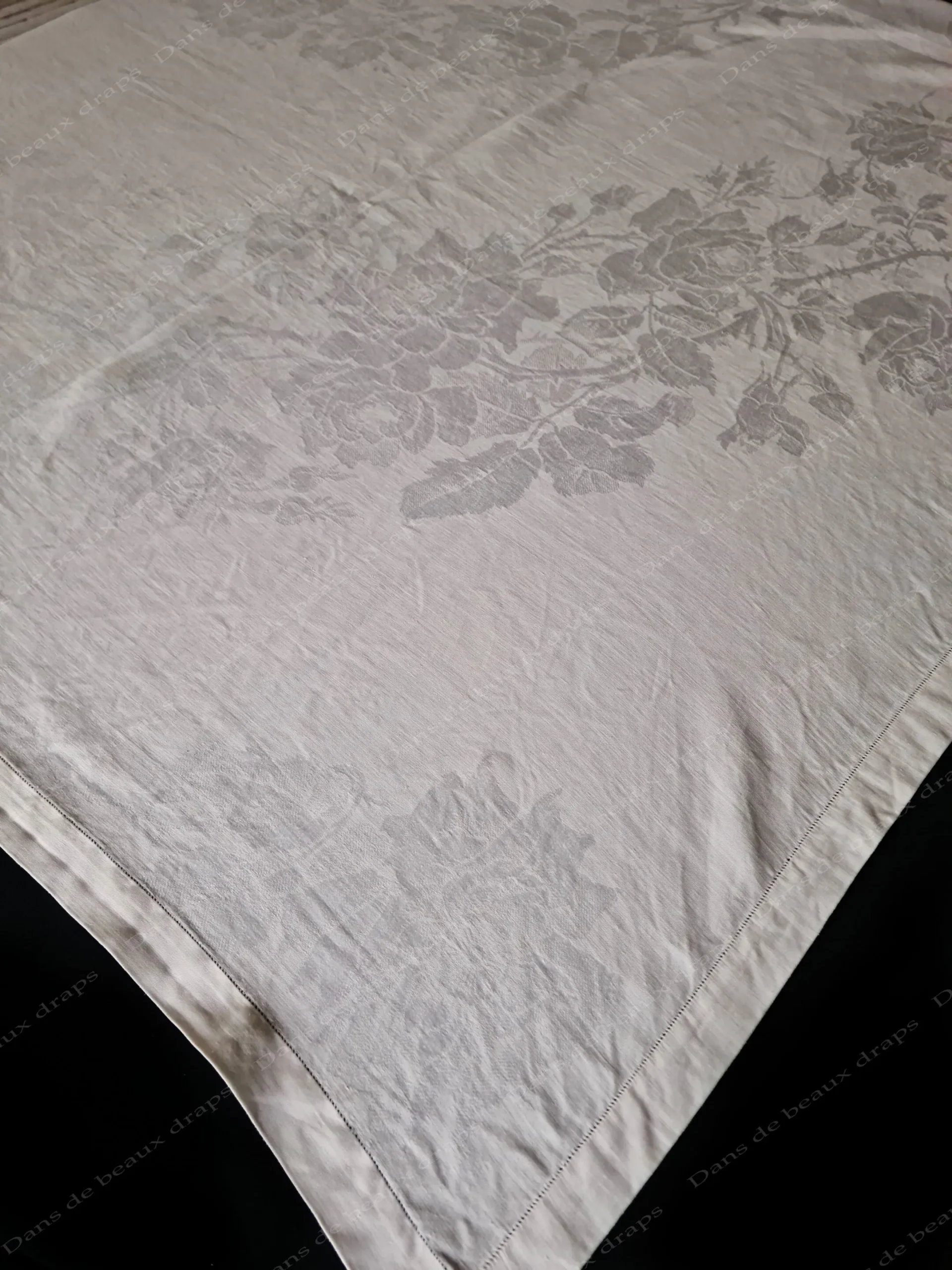 Nappe en damassé de lin à décor de roses,sans monogramme. – Image 5