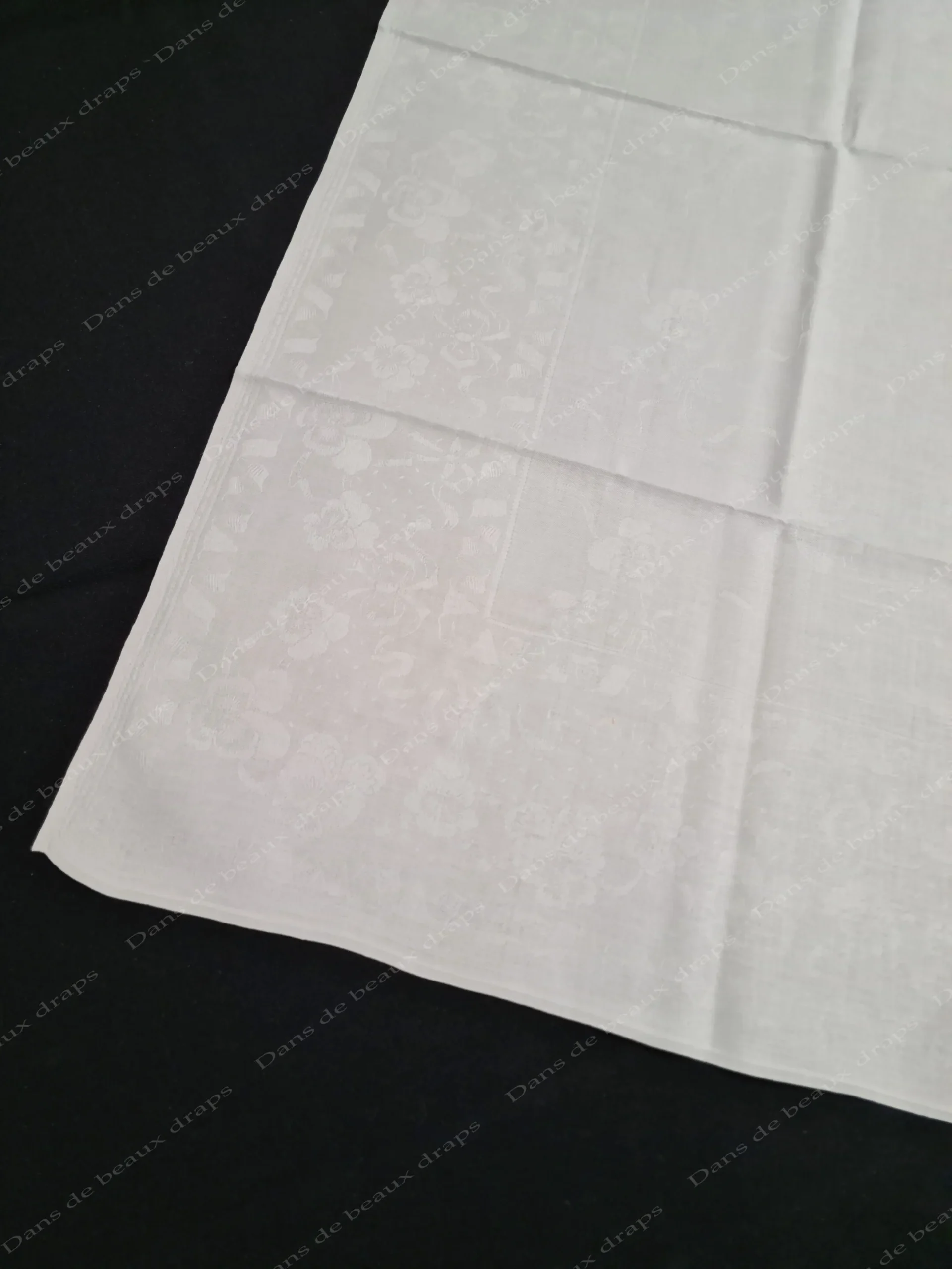 Magnifique série de 12 serviettes de table en damassé de lin monogramme BP. – Image 4
