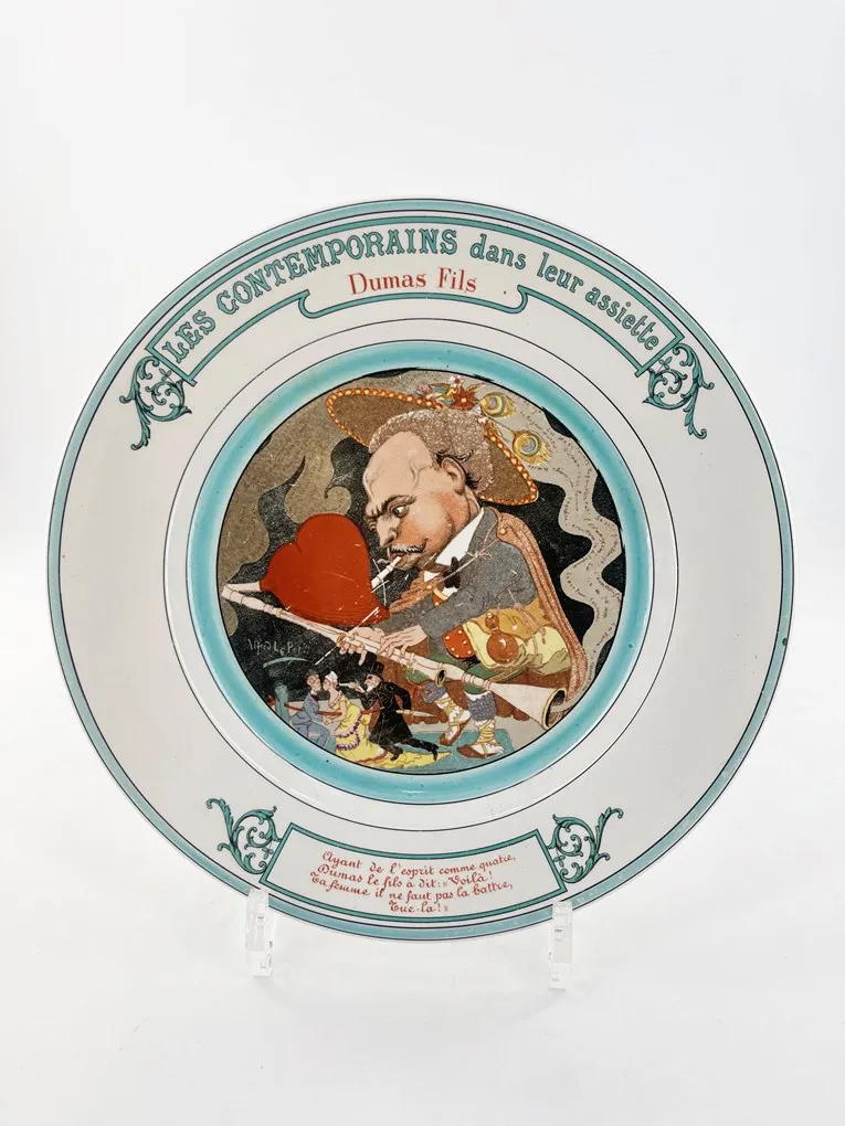 Amusante série de 7 assiettes en faïence de Creil et Montereau, » Les Contemporains dans leur assiette » – Image 5