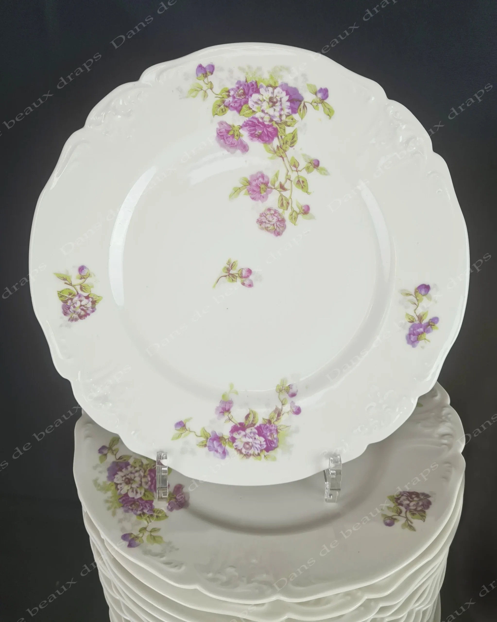 Partie de service de table en porcelaine de Limoges à décor de fleurs mauves,époque art nouveau, 83 pièces. – Image 3