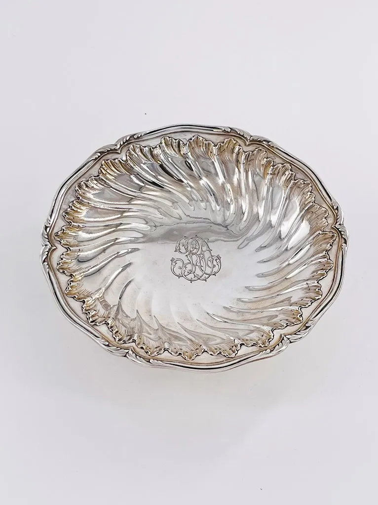 Jolie coupe sur pied en argent massif de style rocaille. – Image 3