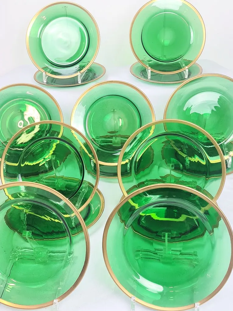 Ensemble de 16 bols et assiettes en cristal vert à large filet or, fin XIX ème – Image 5