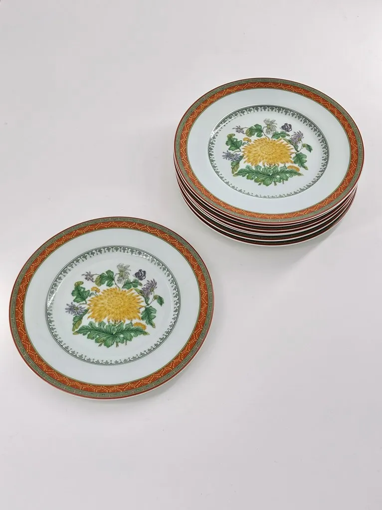 Très bel ensemble de 8 assiettes à gâteaux et plat à cake en porcelaine de Limoges, maison Haviland, modèle Chrysanthème. – Image 2