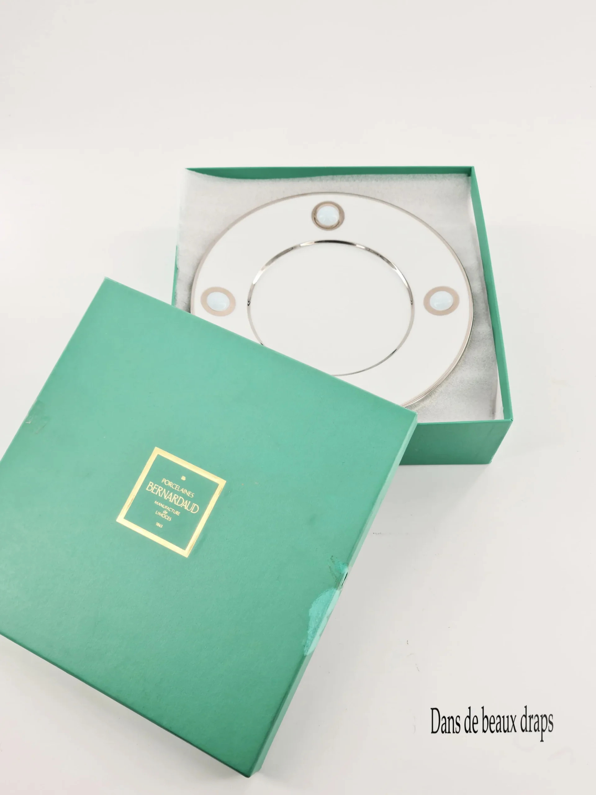 Magnifique suite de 6 assiettes à dessert en porcelaine de Limoges, maison Bernardaud, modèle Ithaque Platine – Image 3