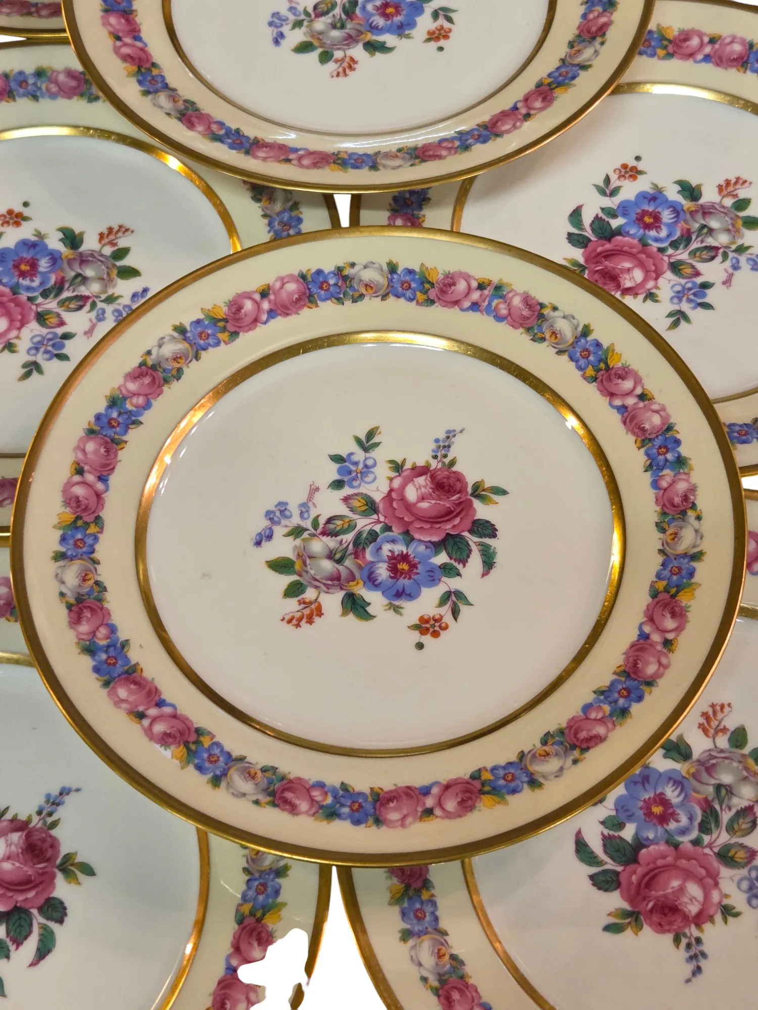 8 assiettes à dessert en porcelaine de Limoges à décor floral, époque Art Déco. – Image 2