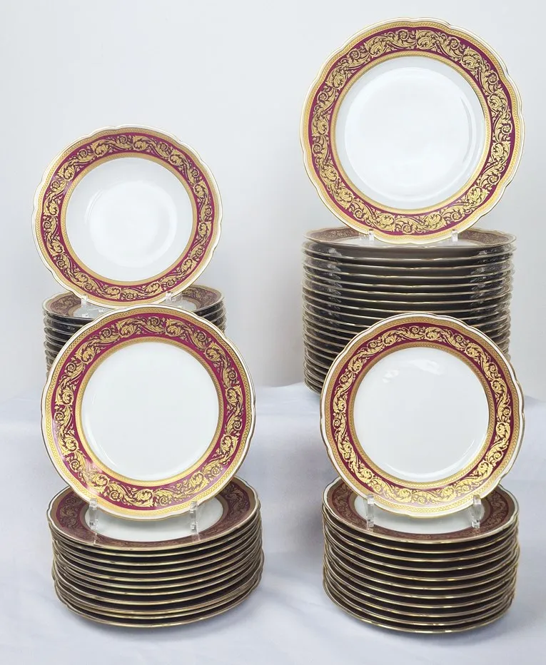Splendide service en porcelaine de Limoges maison Bernardaud modèle Vendôme décor sur fond rouge magenta,double frise et rinceaux dorés, 66 pièces. – Image 6