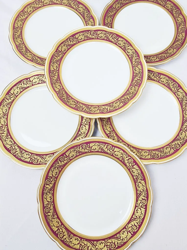 Splendide service en porcelaine de Limoges maison Bernardaud modèle Vendôme décor sur fond rouge magenta,double frise et rinceaux dorés, 66 pièces. – Image 3