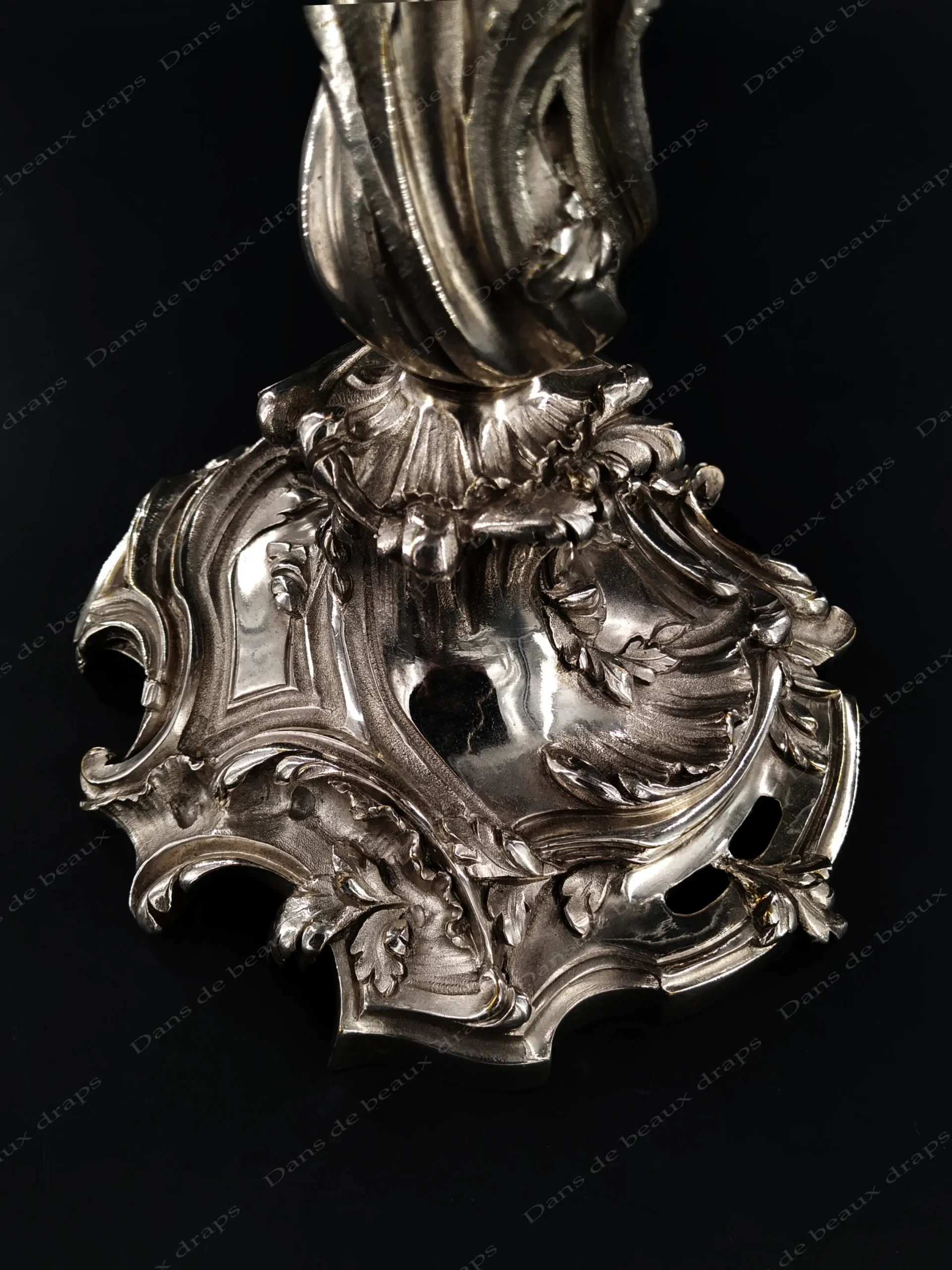 Paire de bougeoirs, » bouts de table « en bronze argenté à deux bras de lumière mouvementés de style rocaille. – Image 6