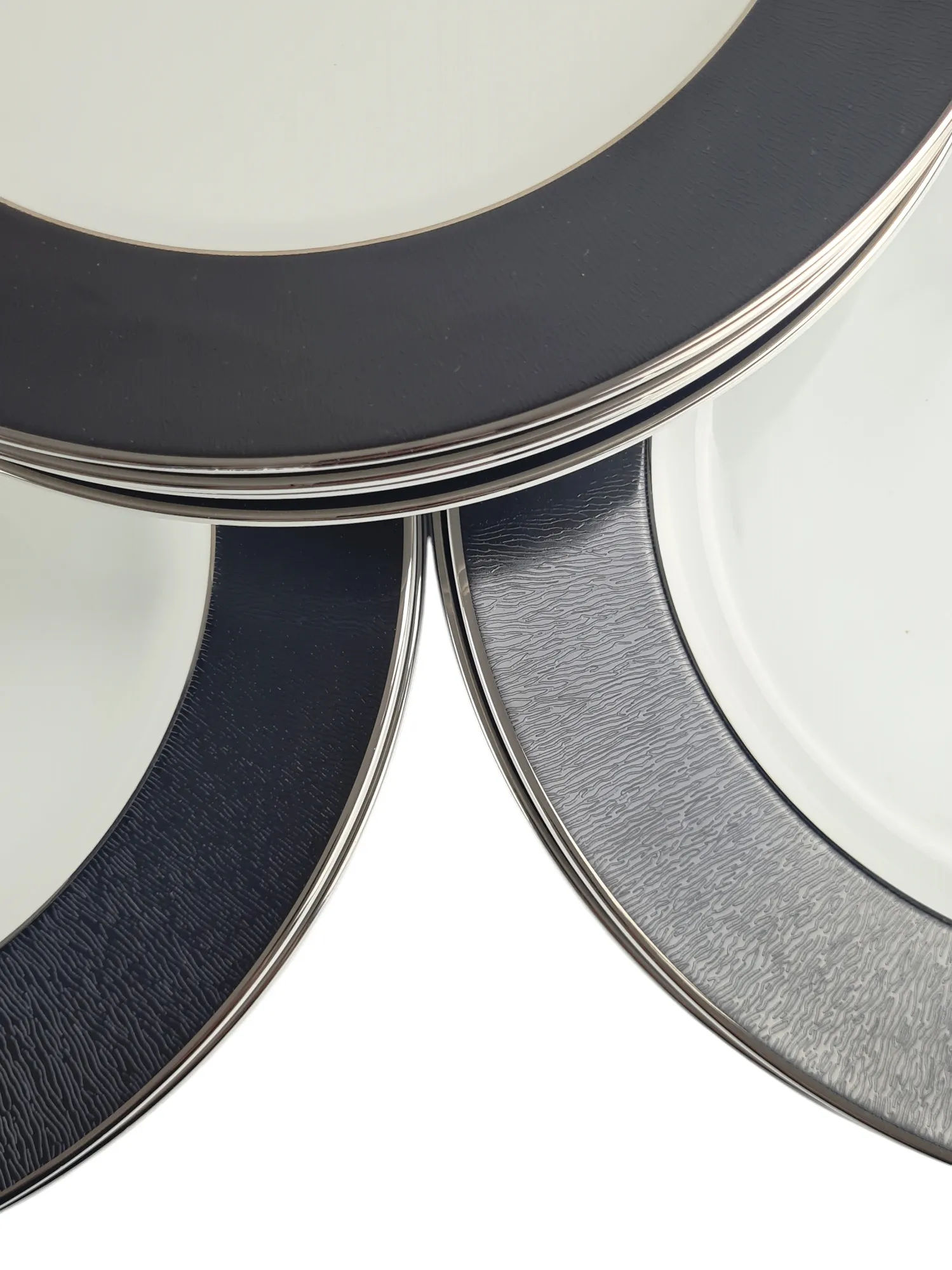 Ensemble de 12 assiettes de présentation en porcelaine de Limoges, maison Bernardaud, modèle Dune Noir – Image 3
