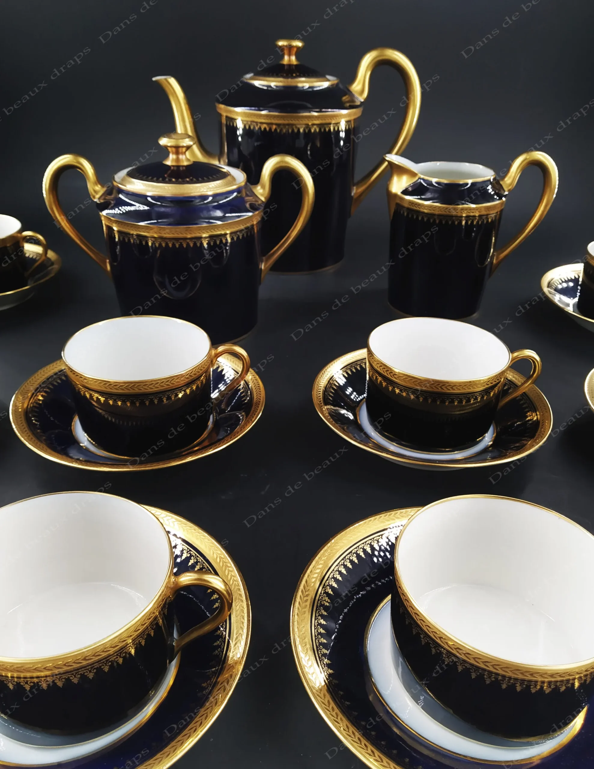 Joli service à thé/café en porcelaine de Limoges,bleu de four et or,réalisé par la maison Raynaud. – Image 2